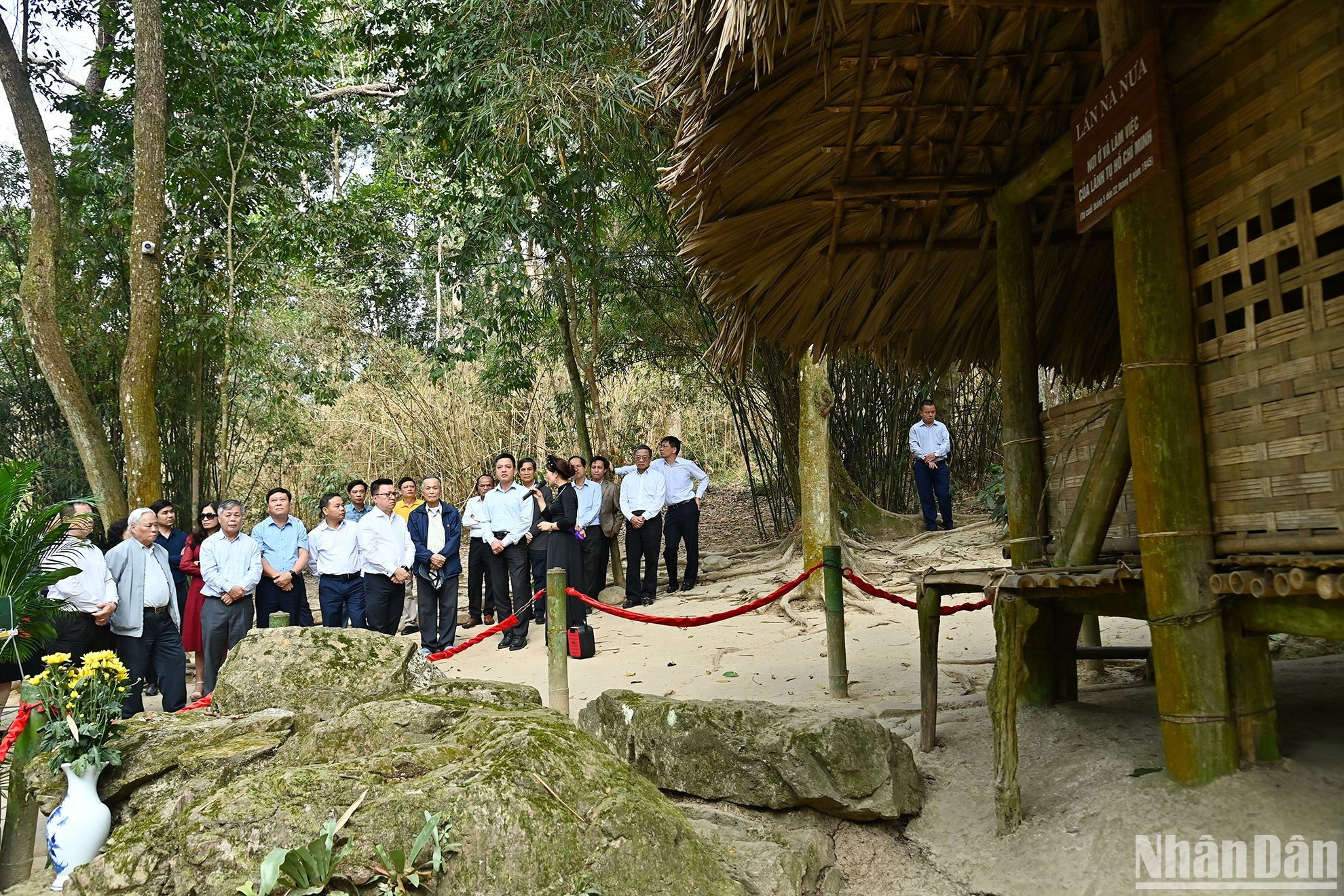 Lan Na Nua (Cabaña de Na Nua), donde el presidente Ho Chi Minh vivió desde finales de mayo al 22 de agosto de 1945 para preparar el levantamiento general más tarde conocido como Revolución de Agosto de 1945. Lan Na Nua (Cabaña de Na Nua), donde el presidente Ho Chi Minh vivió desde finales de mayo al 22 de agosto de 1945 para preparar el levantamiento general más tarde conocido como Revolución de Agosto de 1945.