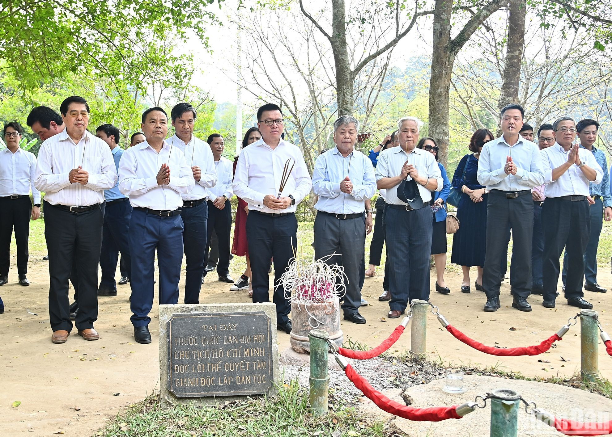 Ofrecimiento de inciensos en el recinto del Templo de Tan Trao. Ofrecimiento de inciensos en el recinto del Templo de Tan Trao.