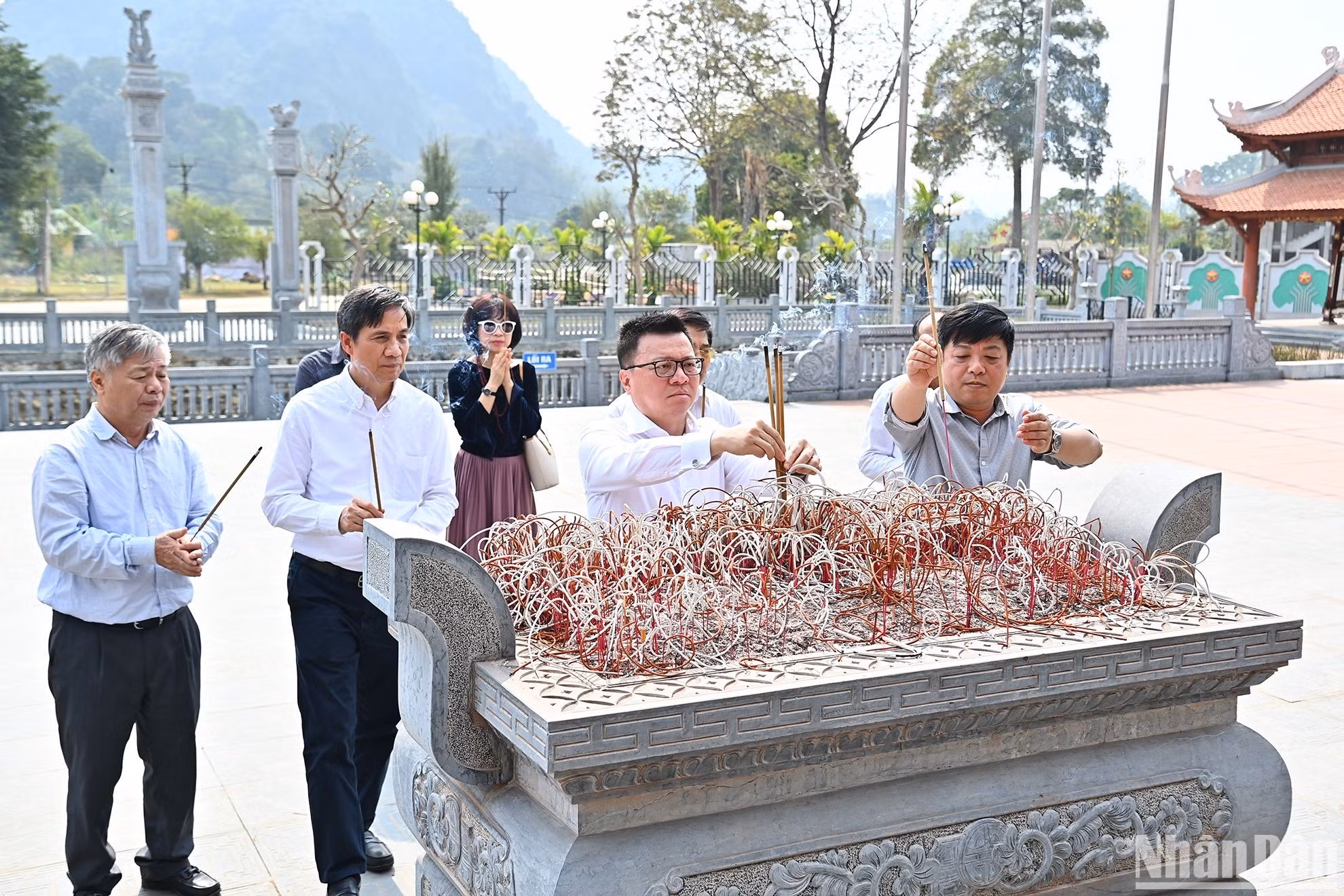 Acto de homenaje a los predecesores revolucionarios venerados en la zona de reliquias.