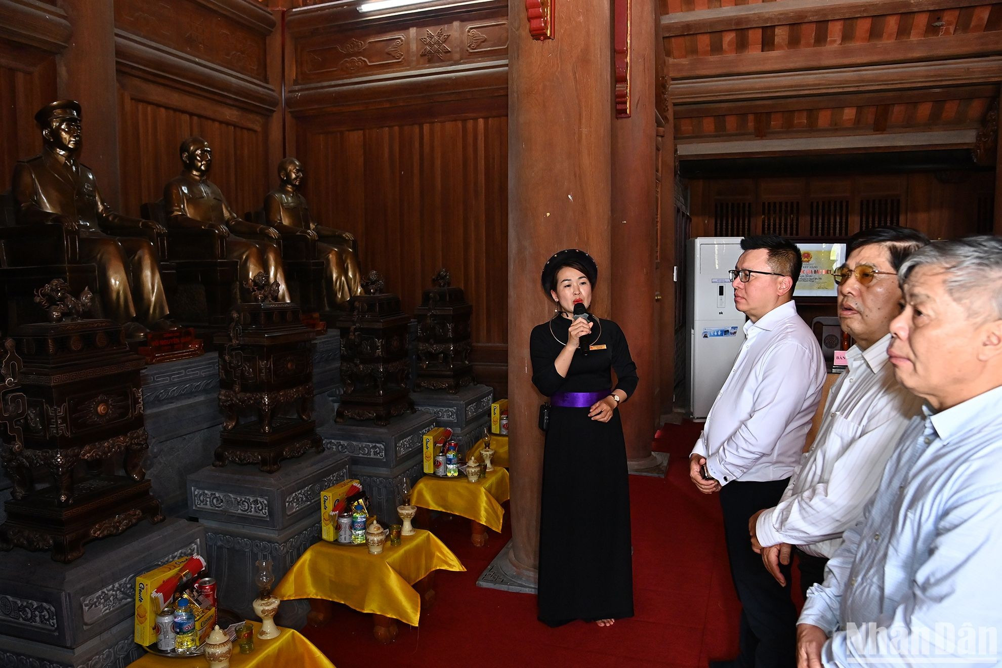 Los delegados escuchan acerca de los caídos en ese antiguo campo de batalla por la liberación y defensa de la Patria. Los delegados escuchan acerca de los caídos en ese antiguo campo de batalla por la liberación y defensa de la Patria.