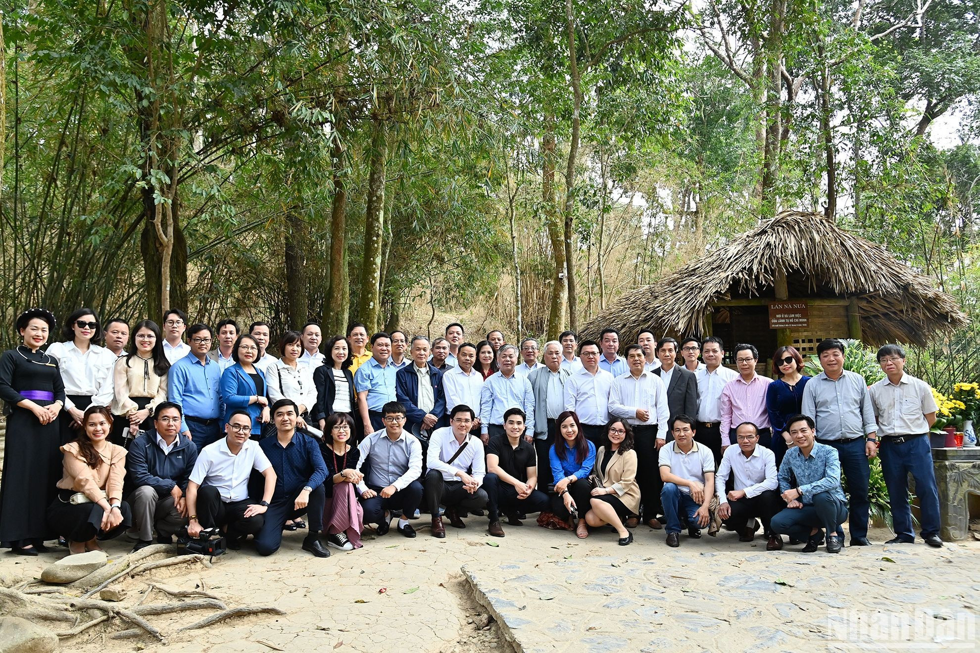 Los delegados posan frente a Lan Na Nua. Los delegados posan frente a Lan Na Nua.