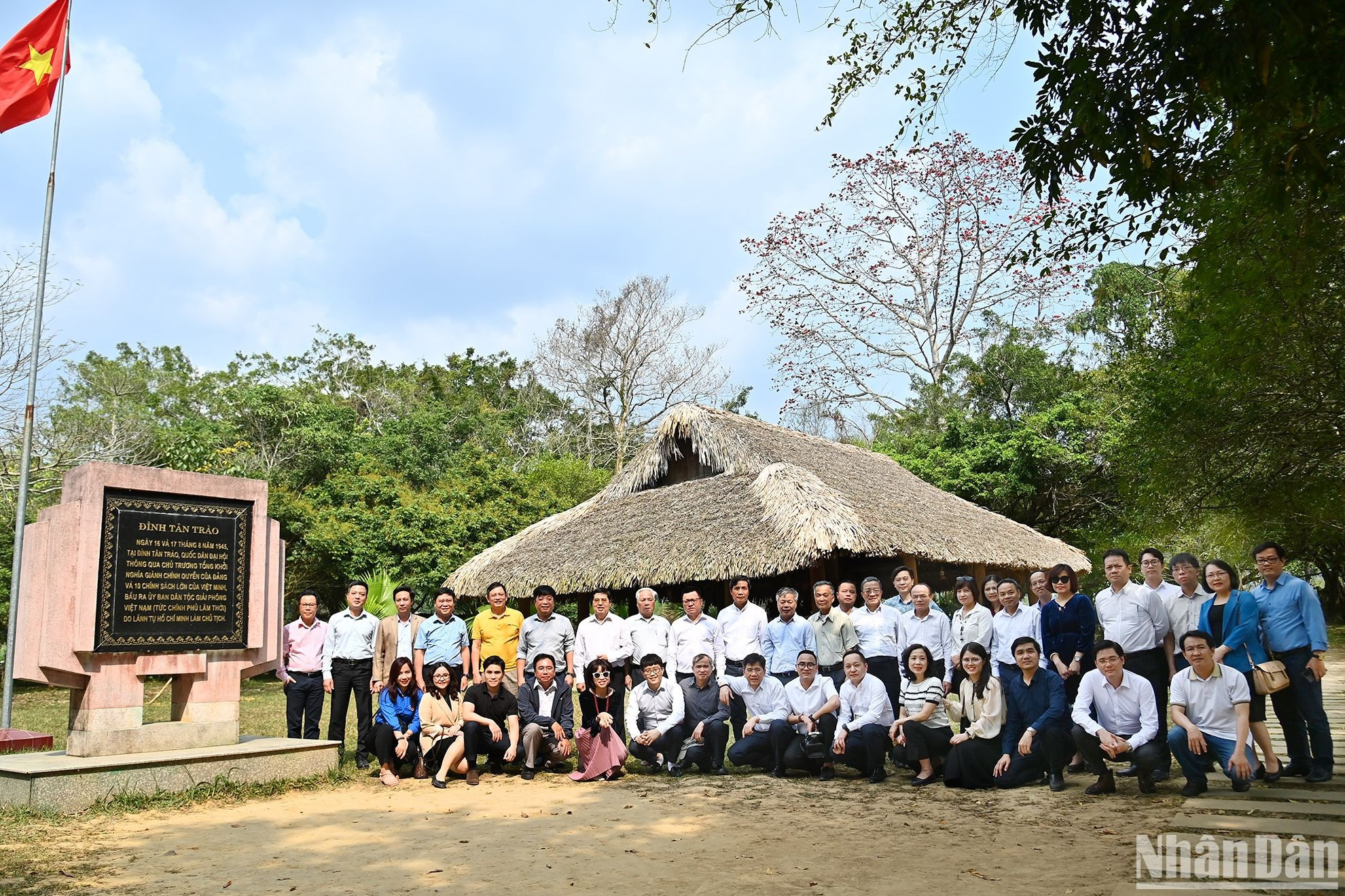 Integran la delegación dirigentes y periodistas de Nhan Dan, así como exmiembros del personal directivo de este rotativo. Integran la delegación dirigentes y periodistas de Nhan Dan, así como exmiembros del personal directivo de este rotativo.
