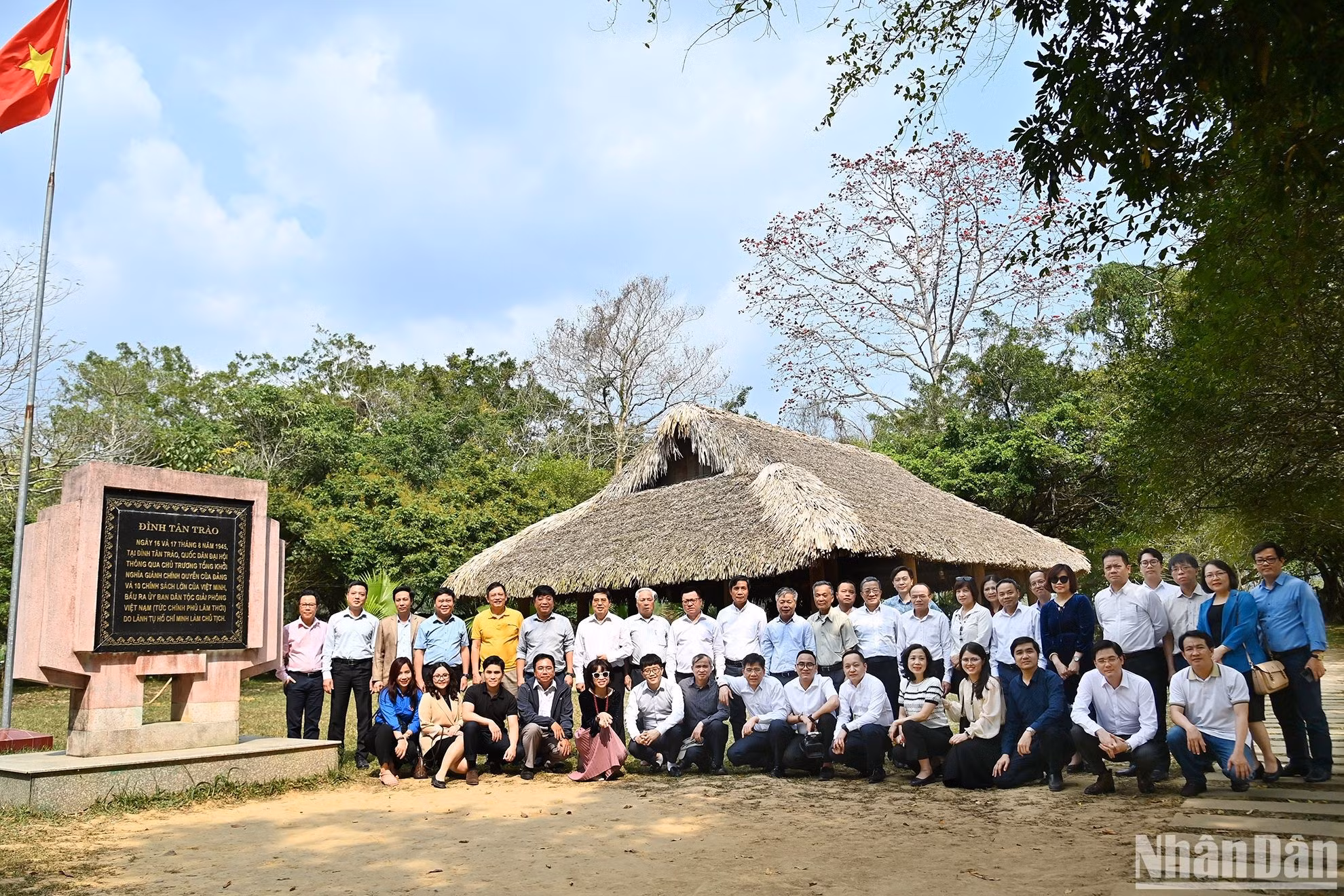 Integran la delegación dirigentes y periodistas de Nhan Dan, así como exmiembros del personal directivo de este rotativo.