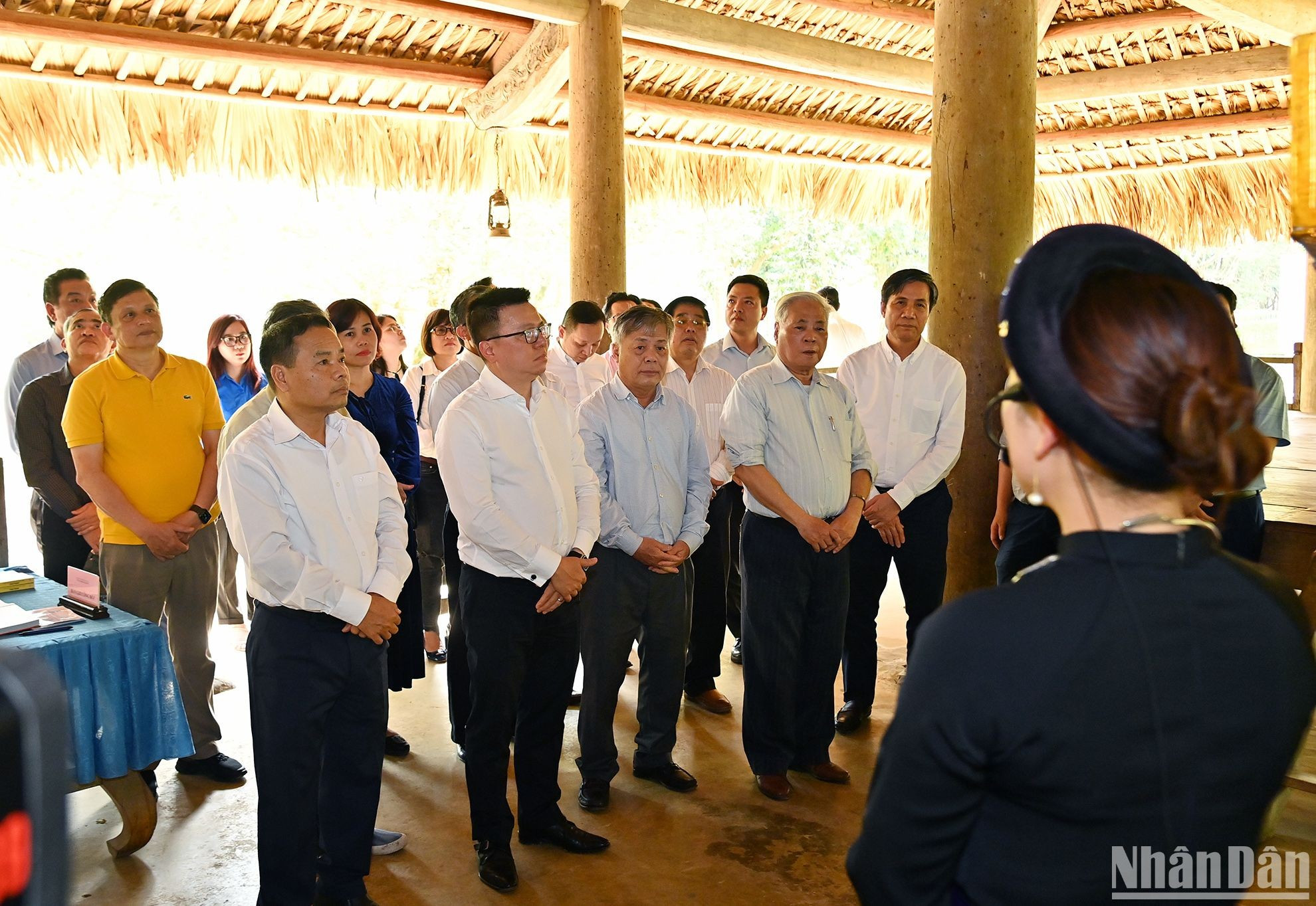 La comitiva escucha sobre los acontecimientos históricos vinculados con el sitio. La comitiva escucha sobre los acontecimientos históricos vinculados con el sitio.