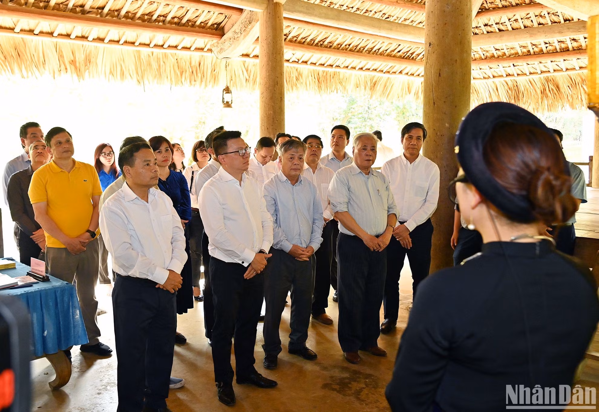 La comitiva escucha sobre los acontecimientos históricos vinculados con el sitio.