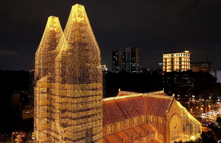 La Catedral de Notre-Dame de Saigón, como siempre, se erige como un punto destacado en el centro de la ciudad. La Catedral de Notre-Dame de Saigón, como siempre, se erige como un punto destacado en el centro de la ciudad.