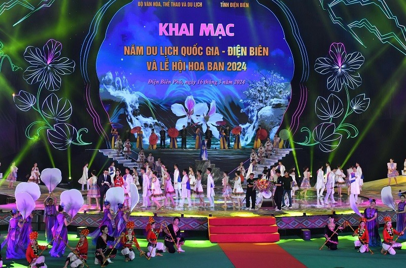 El programa artístico comprende tres capítulos y 19 actos bajo el tema “A la tierra de la flor Ban”, interpretados por miles de actores profesionales y aficionados.