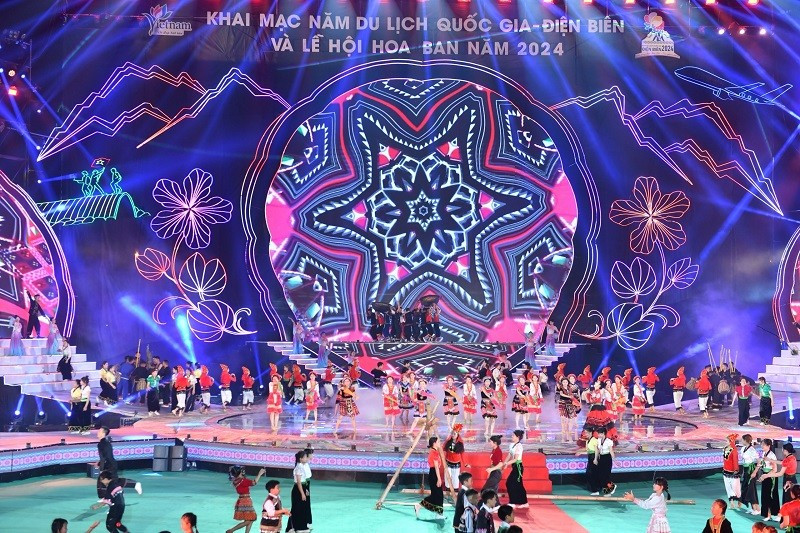 El primer capítulo describe la diversidad cultural y paisajística, las tradiciones históricas y espirituales y leyendas sobre héroes de defensa nacional en Dien Bien, mientras el segundo se enfoca en presentar el turismo provincial por vía aérea. En la imagen, una actuación en honor de singularidades culturales de las etnias autóctonas y de todo el país.