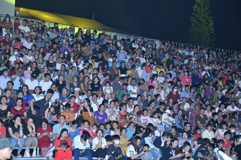 Multitud de lugareños y turistas disfrutan del evento, acaecido en la plaza 7/5.