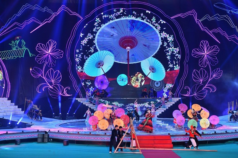 El último capítulo pone de relieve la aspiración de Dien Bien por la paz y el desarrollo, así como a conectarse con todas las partes para mantener la paz y la prosperidad. El programa es seguido por un espectáculo de pirotecnia a baja altura y un espectáculo de luces artísticas con drones.