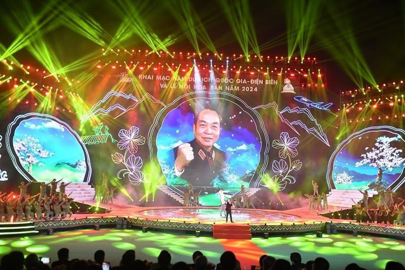 Los espectáculos artísticos en la velada resaltan los méritos de las generaciones antecesoras en la Campaña de Dien Bien Phu.