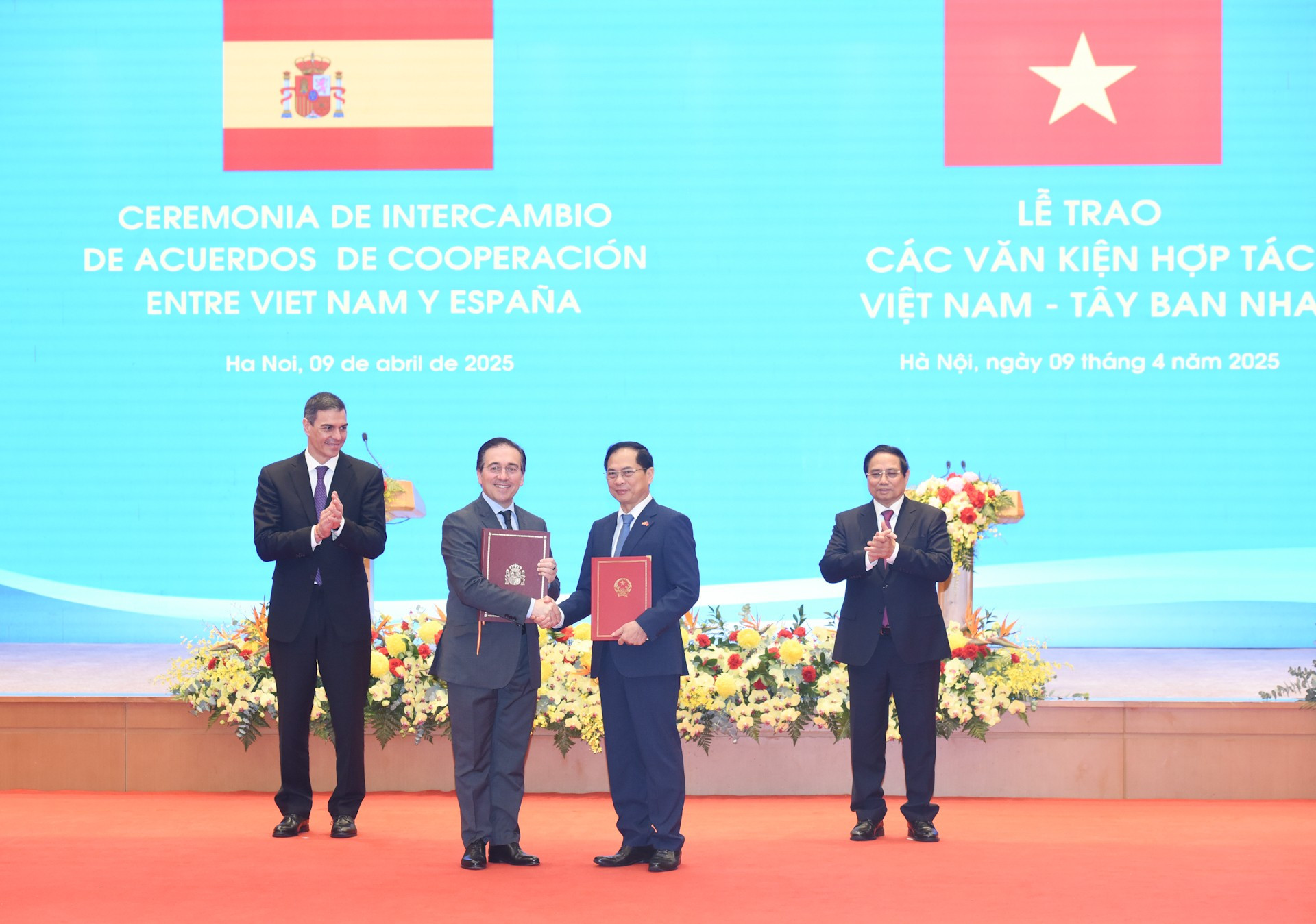 Los dos jefes de Gobierno presencian la entrega de un Memorando de Entendimiento sobre la cooperación y la consulta política entre el Ministerio de Relaciones Exteriores de Vietnam y el Ministerio de Asuntos Exteriores, Unión Europea y Cooperación de España; y de un Memorando de Entendimiento sobre la cooperación entre la Academia Diplomática de Vietnam y la Escuela Diplomática de España.
