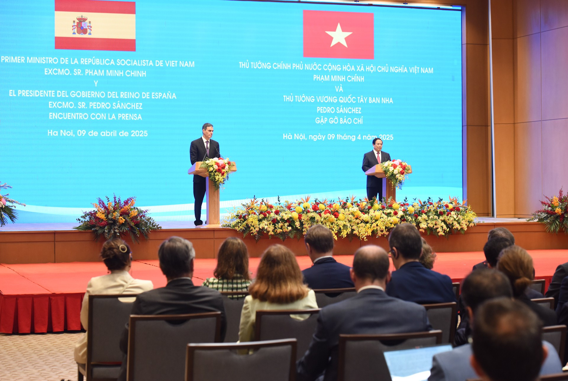 Panorama de la ceremonia de firma y la rueda de prensa.
