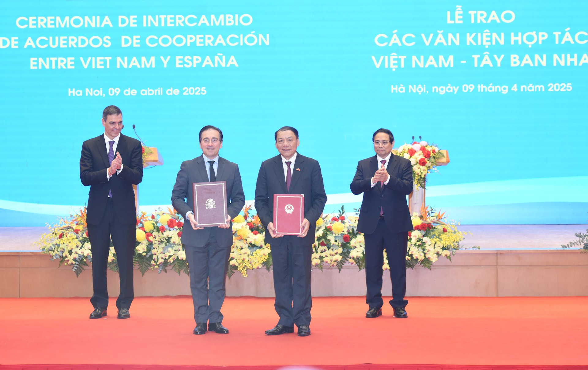 La entrega de un Memorando de Entendimiento sobre la cooperación cultural y deportiva entre el Ministerio de Cultura, Deportes y Turismo de Vietnam y el Ministerio de Educación, Formación Profesional y Deportes de España.