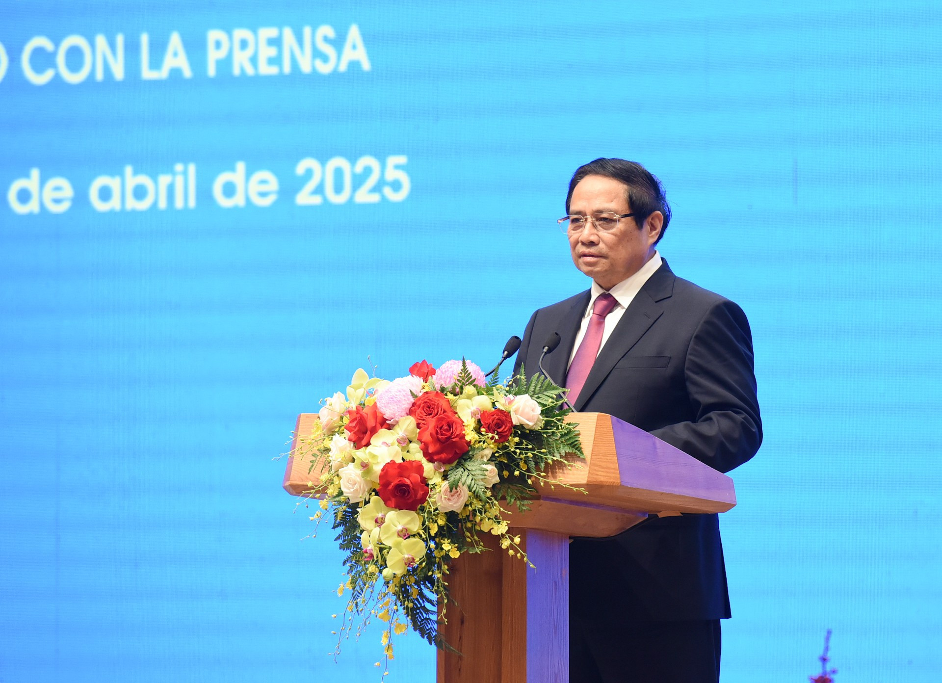 El premier Pham Minh Chinh habla en la rueda de prensa.