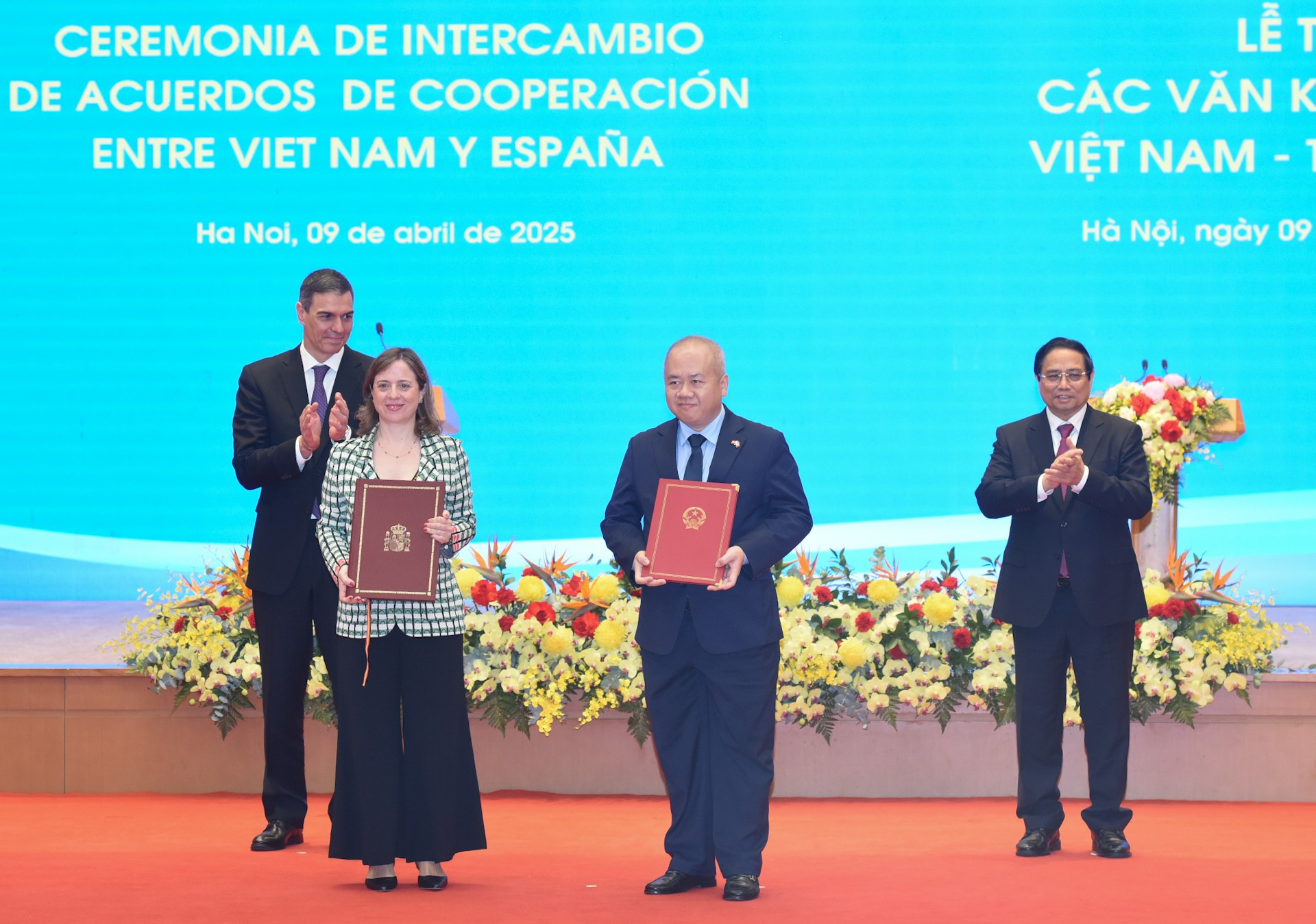 El primer ministro vietnamita, Pham Minh Chinh, y el presidente del Gobierno de España, Pedro Sánchez, atestiguan la entrega de un Protocolo Marco de Cooperación financiera entre los dos Gobiernos.