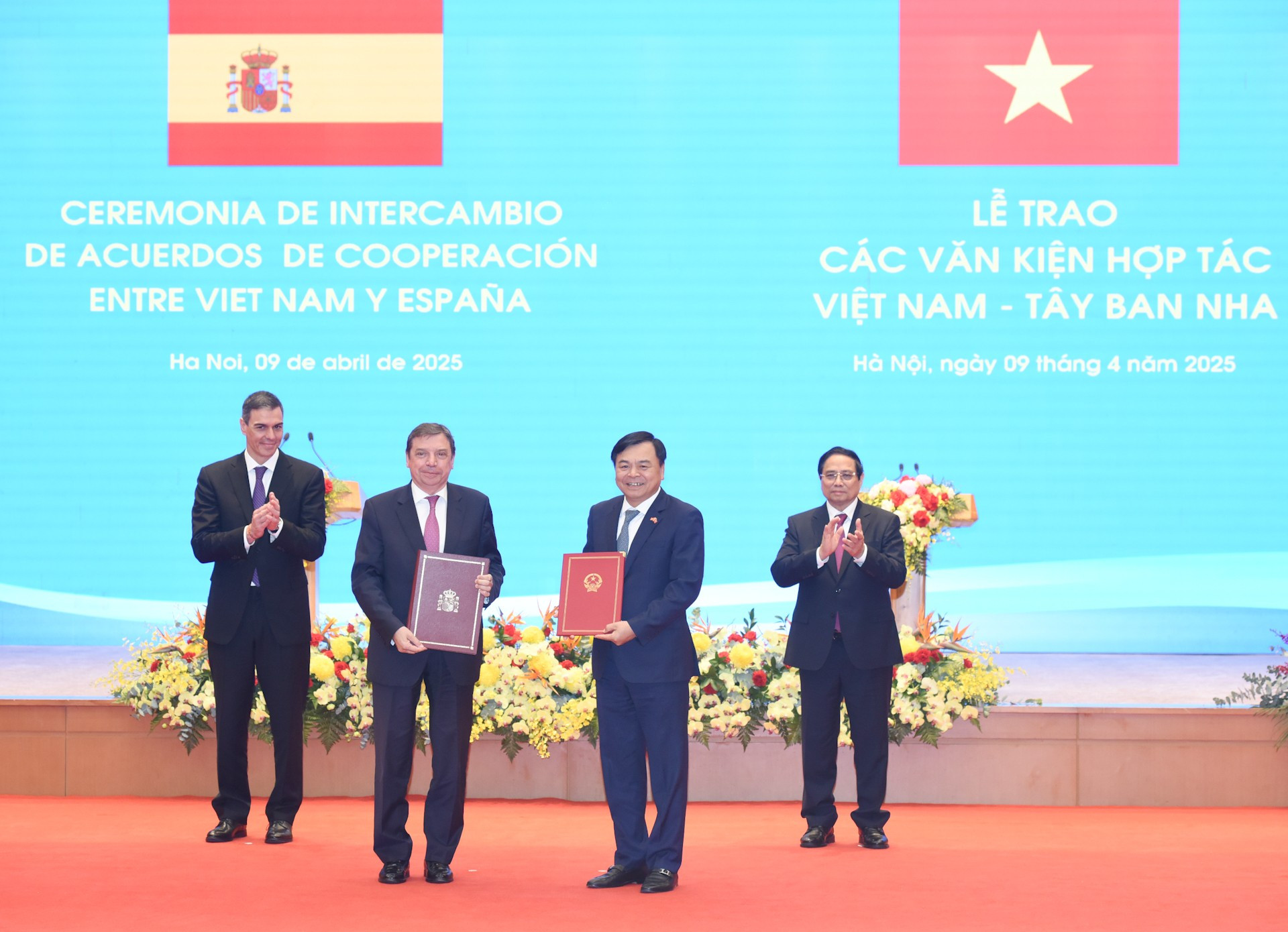 Los representantes del Ministerio de Agricultura y Medio Ambiente de Vietnam y del Ministerio de Agricultura, Pesca y Alimentación de España intercambian un Memorando de Entendimiento sobre la cooperación en seguridad y calidad alimentaria, medicina veterinaria, protección vegetal y pesca, en presencia de los jefes de Gobierno de sus países.