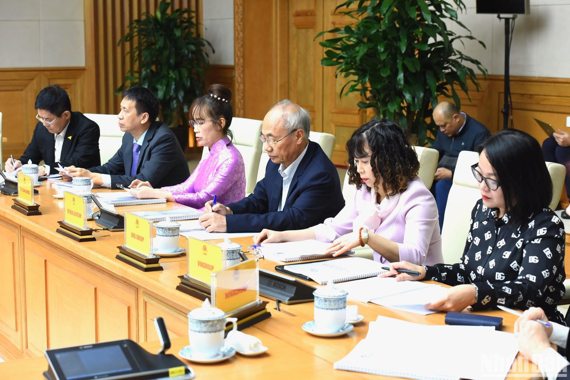 Representantes de las asociaciones y empresas de viajes en la reunión en Hanói.