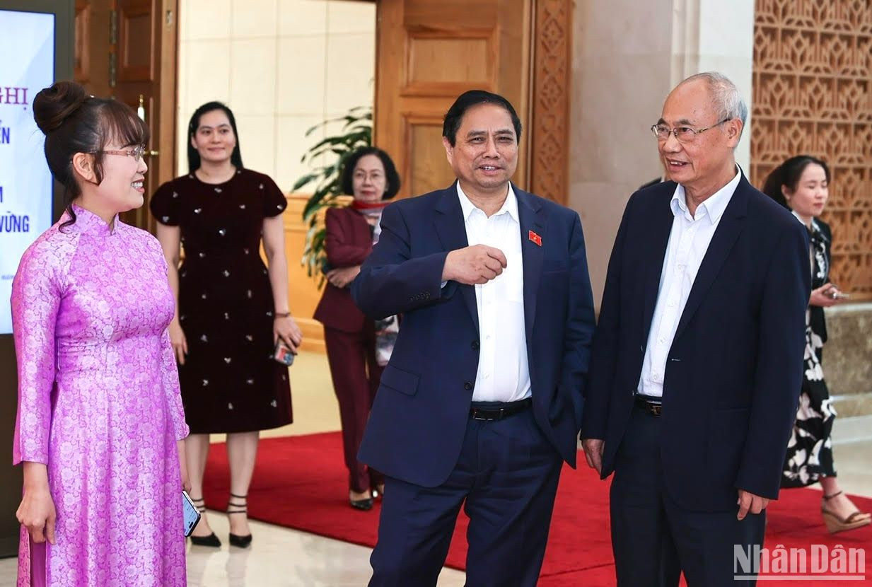 El premier charla con otros participantes en el receso.