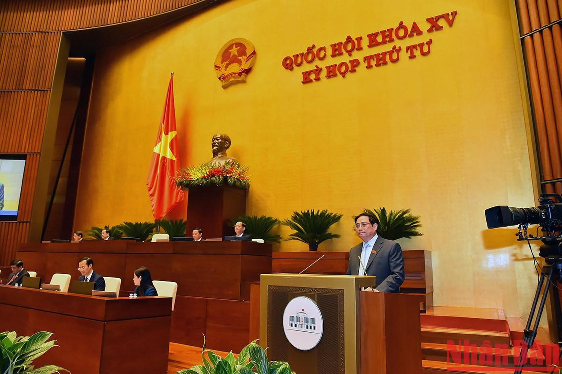 Antes de responder a las preguntas, Minh Chinh expone un informe del Gobierno acerca de algunos asuntos de interés de los diputados sobre los cuales interrogarían en este período de sesiones. Antes de responder a las preguntas, Minh Chinh expone un informe del Gobierno acerca de algunos asuntos de interés de los diputados sobre los cuales interrogarían en este período de sesiones.