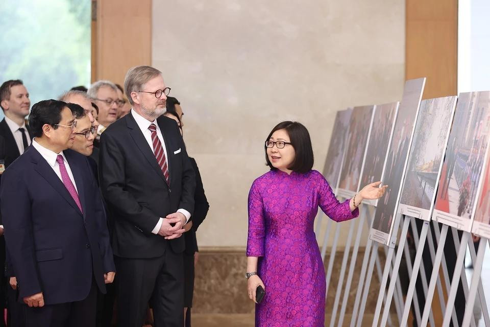 La directora general adjunta de la Agencia Vietnamita de Noticias, Doan Thi Tuyet Nhung, presenta una exposición fotográfica sobre las relaciones amistosas entre Vietnam y la República Checa a los dos primeros ministros (Hanói, 21 de abril de 2023).
