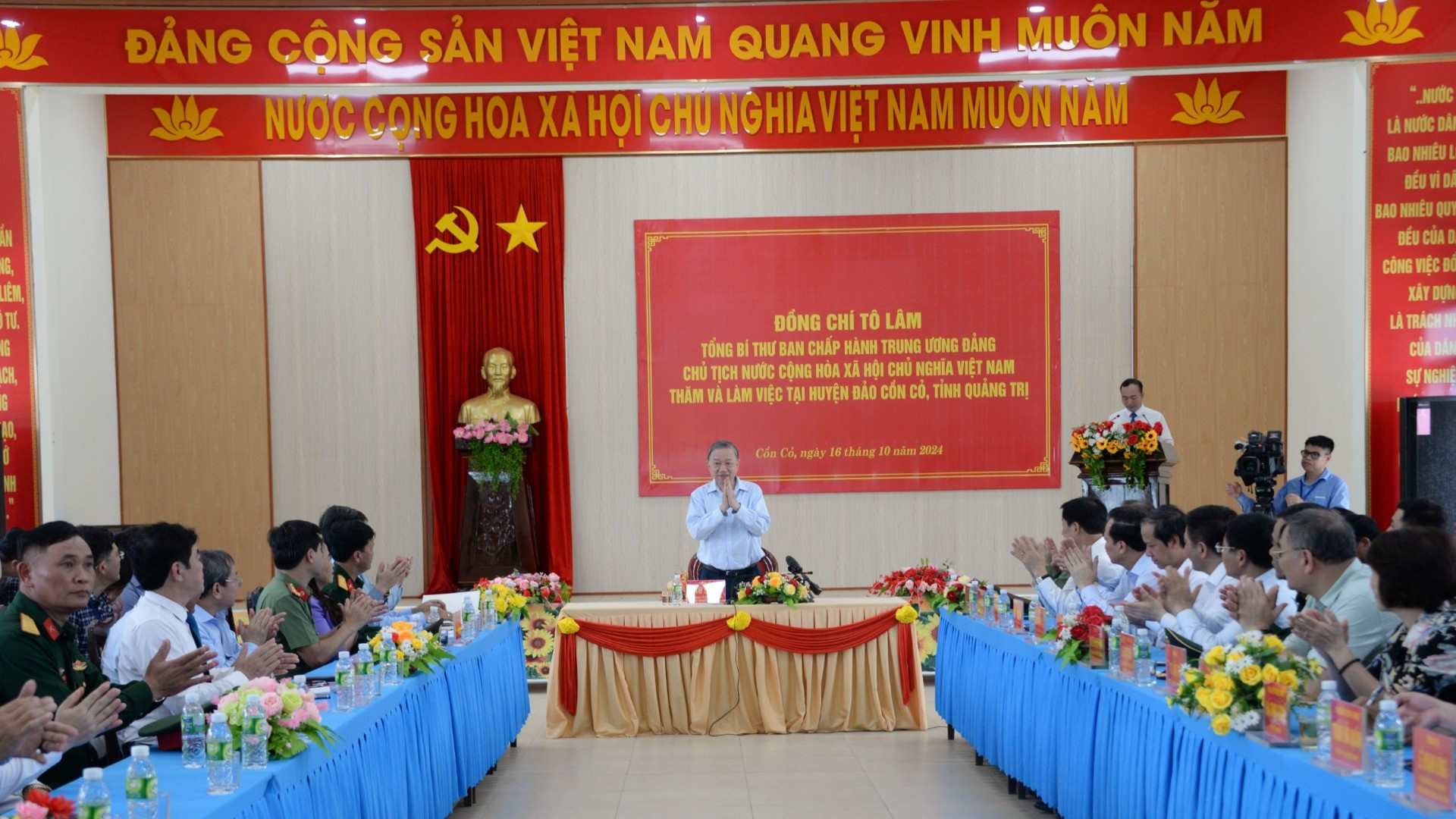 Encuentro entre To Lam y funcionarios, soldados y habitantes en el distrito insular. Encuentro entre To Lam y funcionarios, soldados y habitantes en el distrito insular.