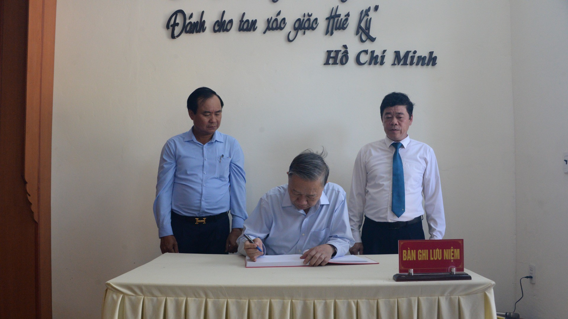 El máximo dirigente nacional escribe en el libro de visitas de la Casa Conmemorativa. El máximo dirigente nacional escribe en el libro de visitas de la Casa Conmemorativa.