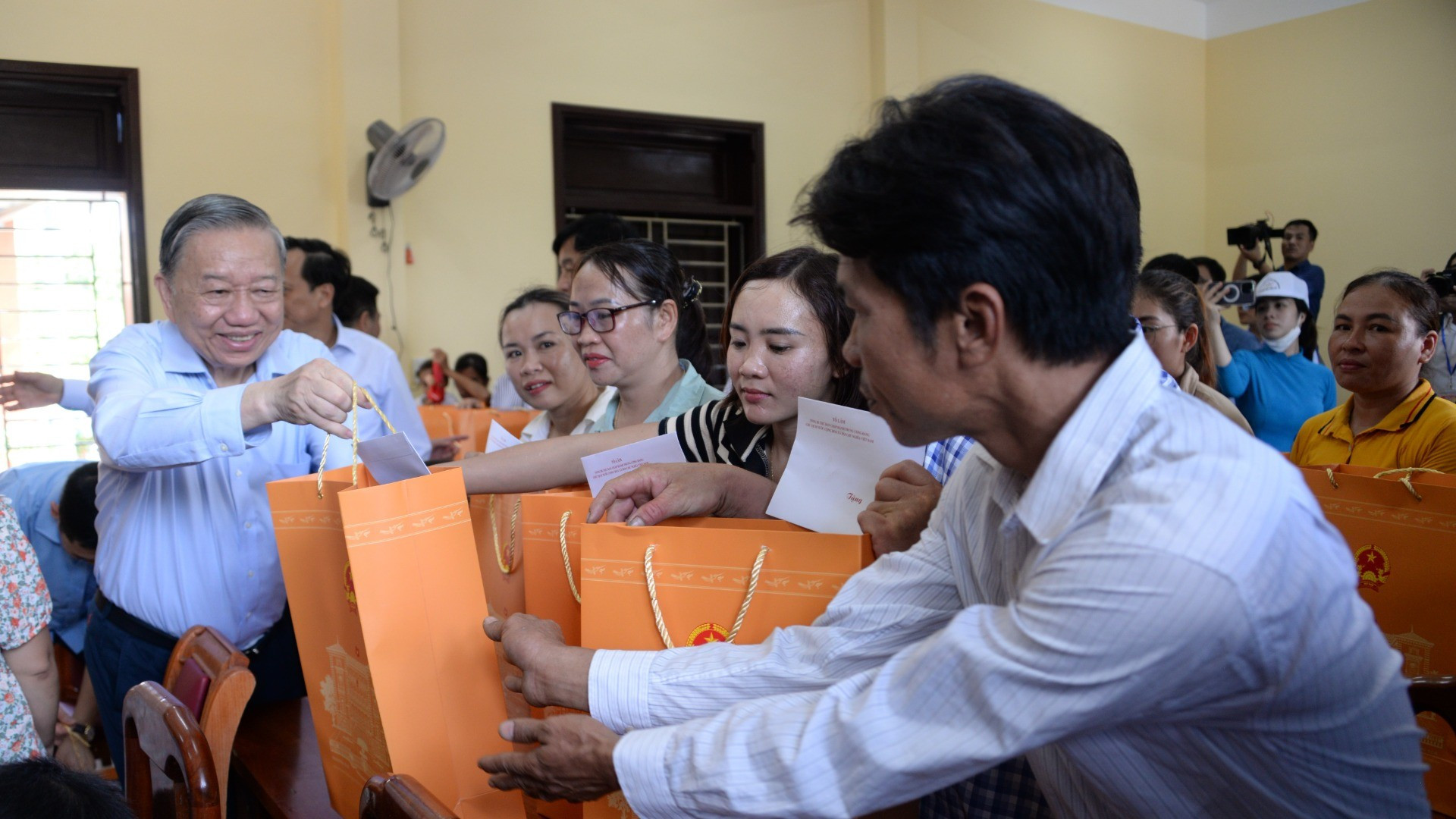 El dirigente entrega obsequios a pobladores locales. El dirigente entrega obsequios a pobladores locales.