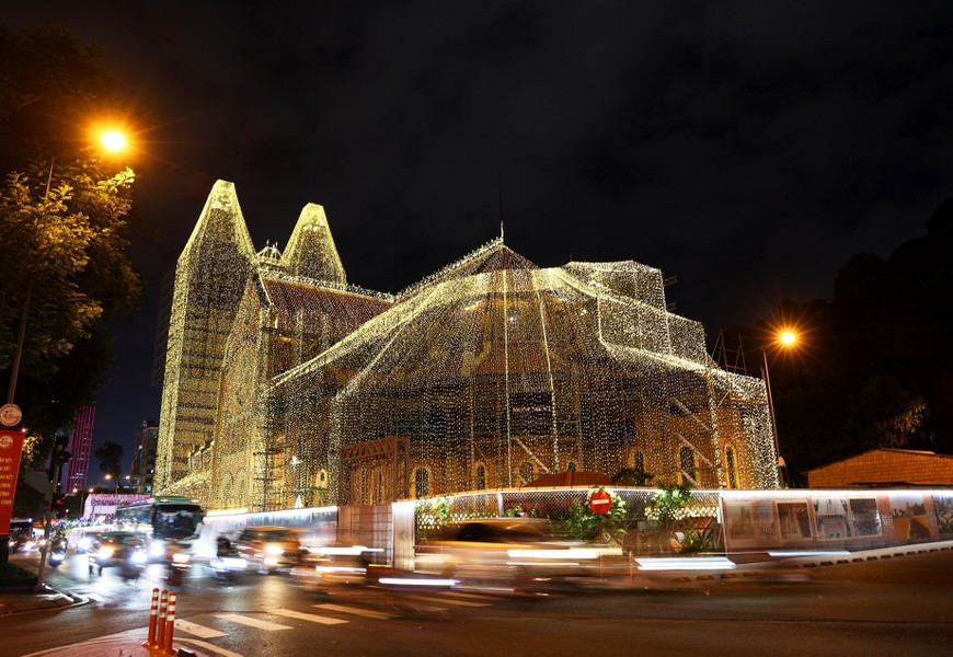 La Catedral de Notre-Dame de Saigón brilla con luces multicolores en bienvenida a la Navidad. La Catedral de Notre-Dame de Saigón brilla con luces multicolores en bienvenida a la Navidad.