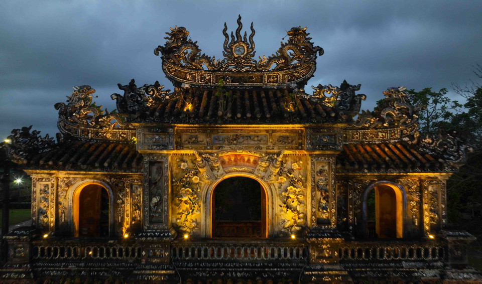 La Puerta de Hien Nhon (también conocida como Hien Nhan) se encuentra en el lado oriental de la Ciudadela Imperial de Hue, sobre la calle de Doan Thi Diem, en el barrio de Thuan Thanh, en la ciudad de Hue. En tiempos pasados, esta puerta estaba reservada exclusivamente para el ingreso y la salida de funcionarios y hombres. Es considerada la más hermosa de las 13 puertas de la Ciudadela, gracias a sus intrincados patrones y delicados motivos tallados. La Puerta de Hien Nhon (también conocida como Hien Nhan) se encuentra en el lado oriental de la Ciudadela Imperial de Hue, sobre la calle de Doan Thi Diem, en el barrio de Thuan Thanh, en la ciudad de Hue. En tiempos pasados, esta puerta estaba reservada exclusivamente para el ingreso y la salida de funcionarios y hombres. Es considerada la más hermosa de las 13 puertas de la Ciudadela, gracias a sus intrincados patrones y delicados motivos tallados.