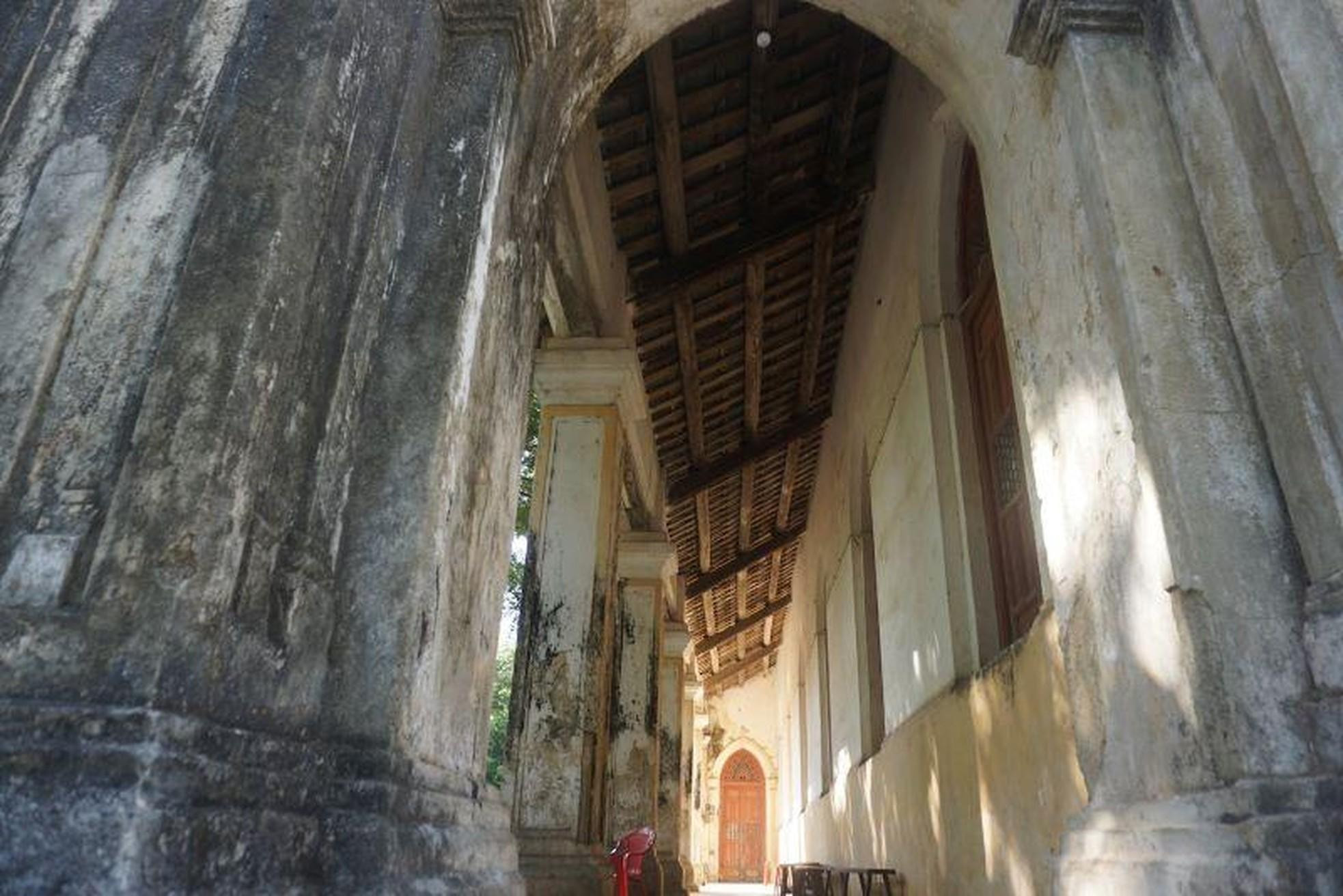 La zona de culto alberga un sistema de 17 ventanas para la iluminación natural. La zona de culto alberga un sistema de 17 ventanas para la iluminación natural.