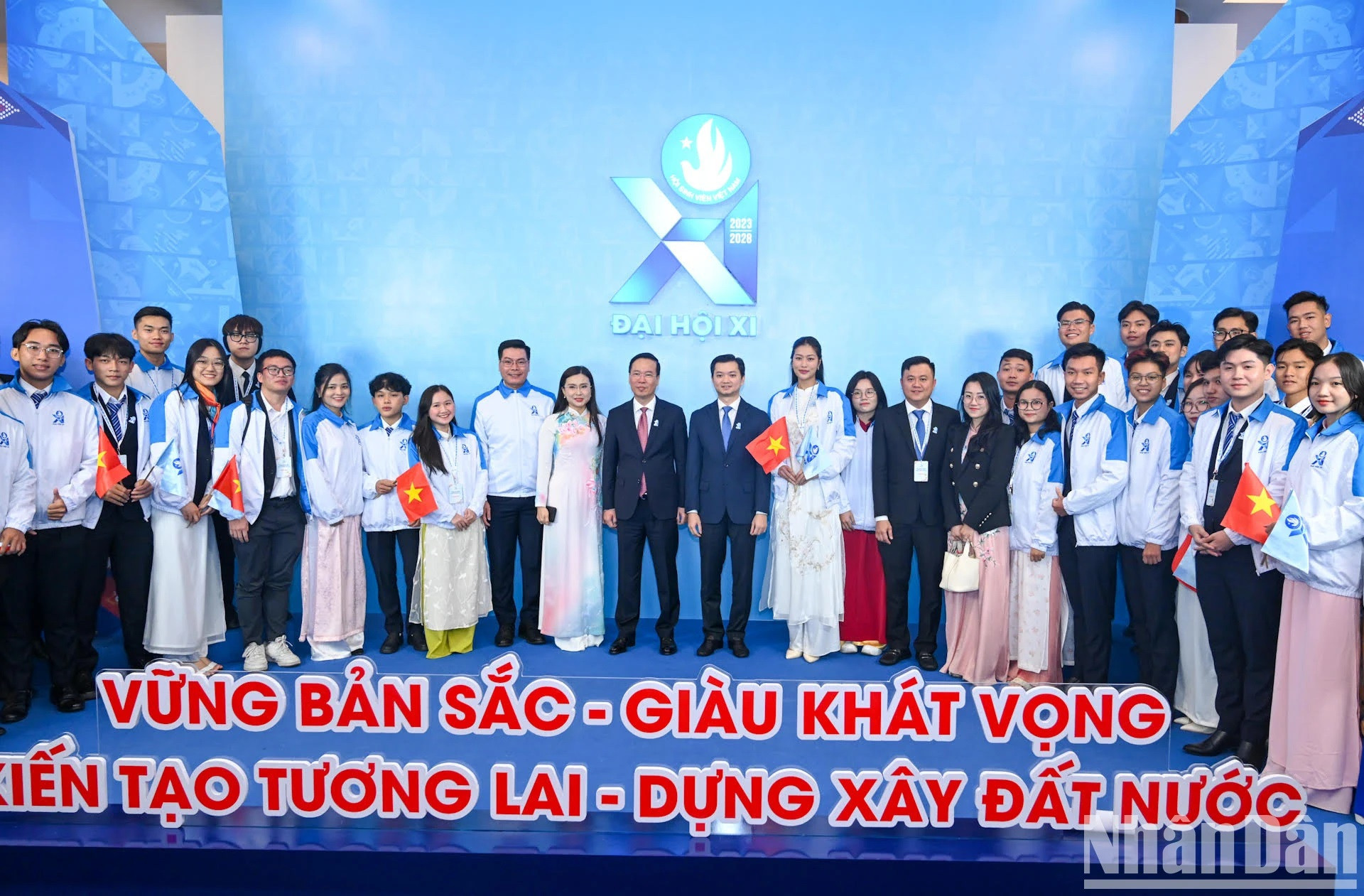 El dirigente y delegados a la cita.