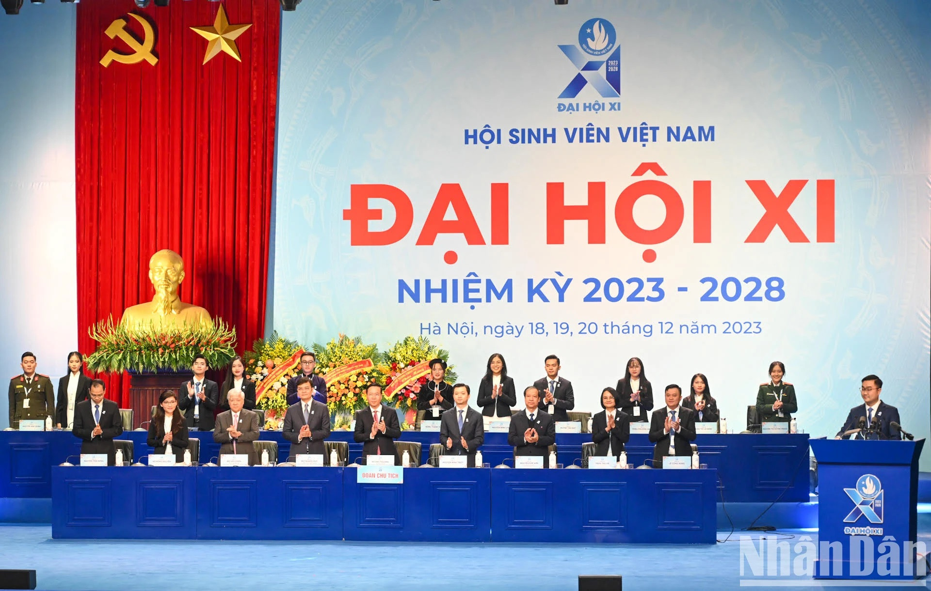 El presídium en el acontecimiento.