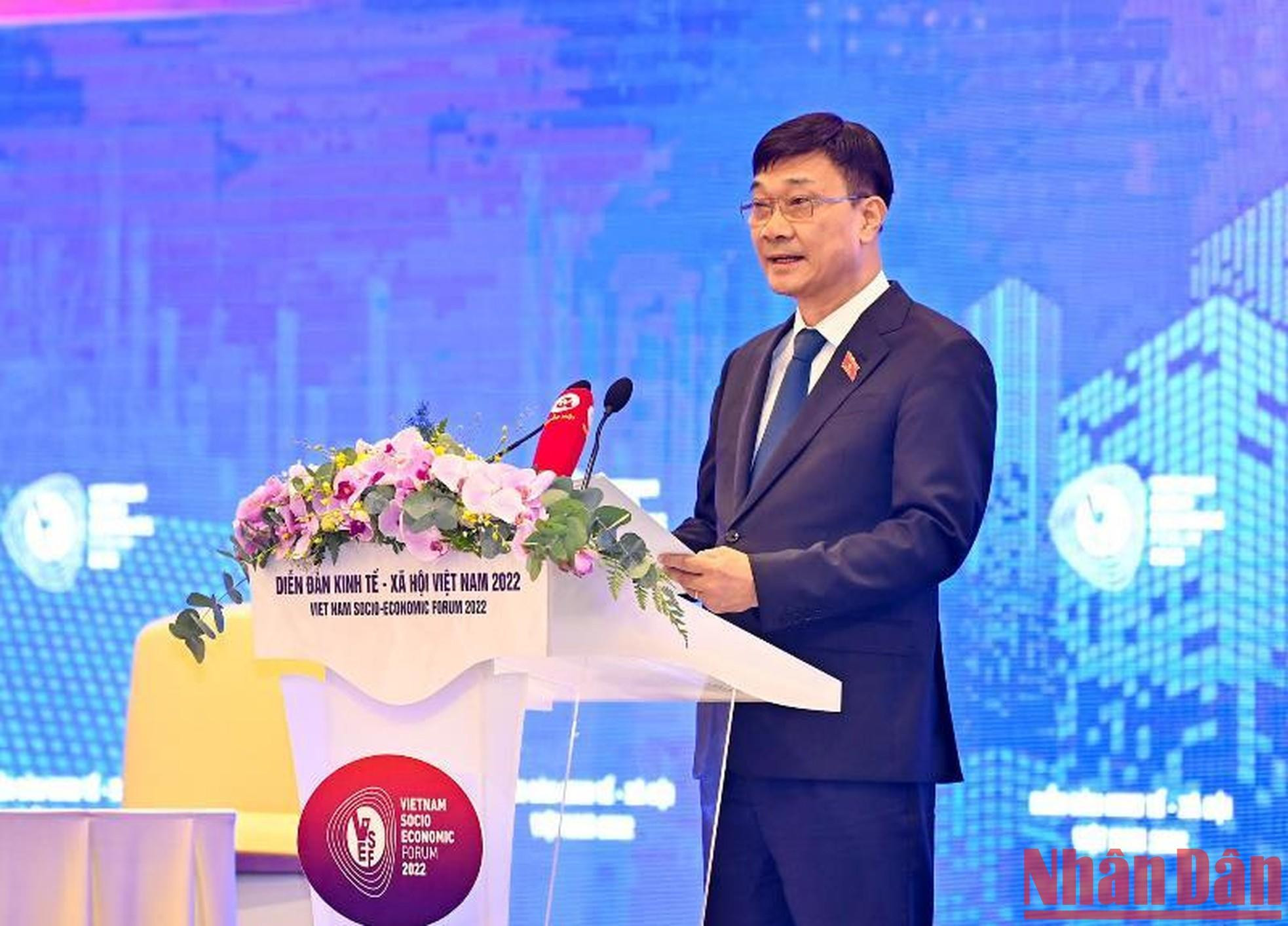 El jefe de la Comisión de Asuntos Económicos de la Asamblea Nacional, Vu Hong Thanh, pronuncia el discurso de apertura. El jefe de la Comisión de Asuntos Económicos de la Asamblea Nacional, Vu Hong Thanh, pronuncia el discurso de apertura.