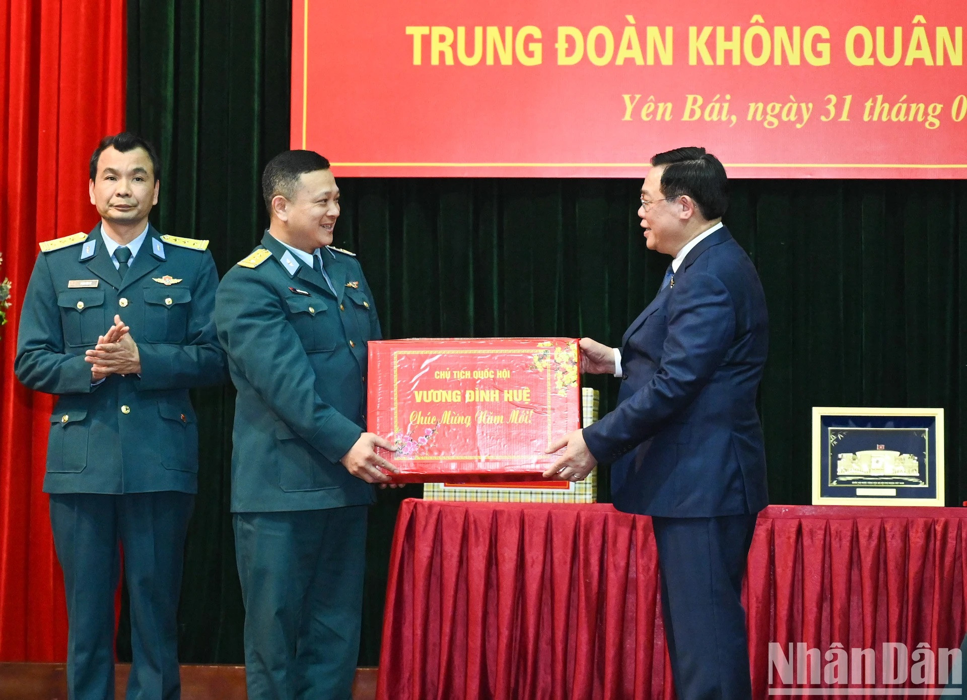 Dinh Hue entrega un obsequio de Tet a la unidad.