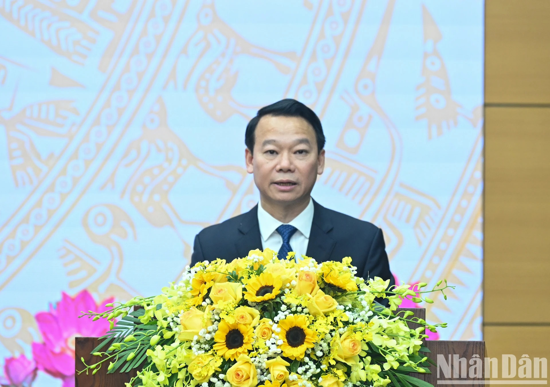 El secretario del Comité del Partido en Yen Bai, Do Duc Duy, presenta un informe en la sesión.