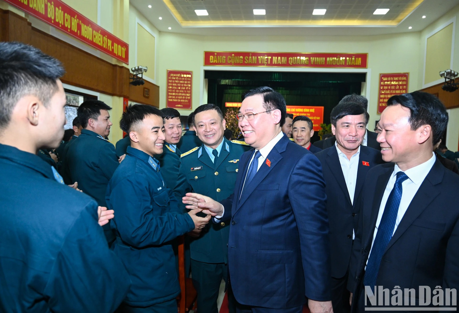 El presidente de la Asamblea Nacional y miembros del Regimiento 921.
