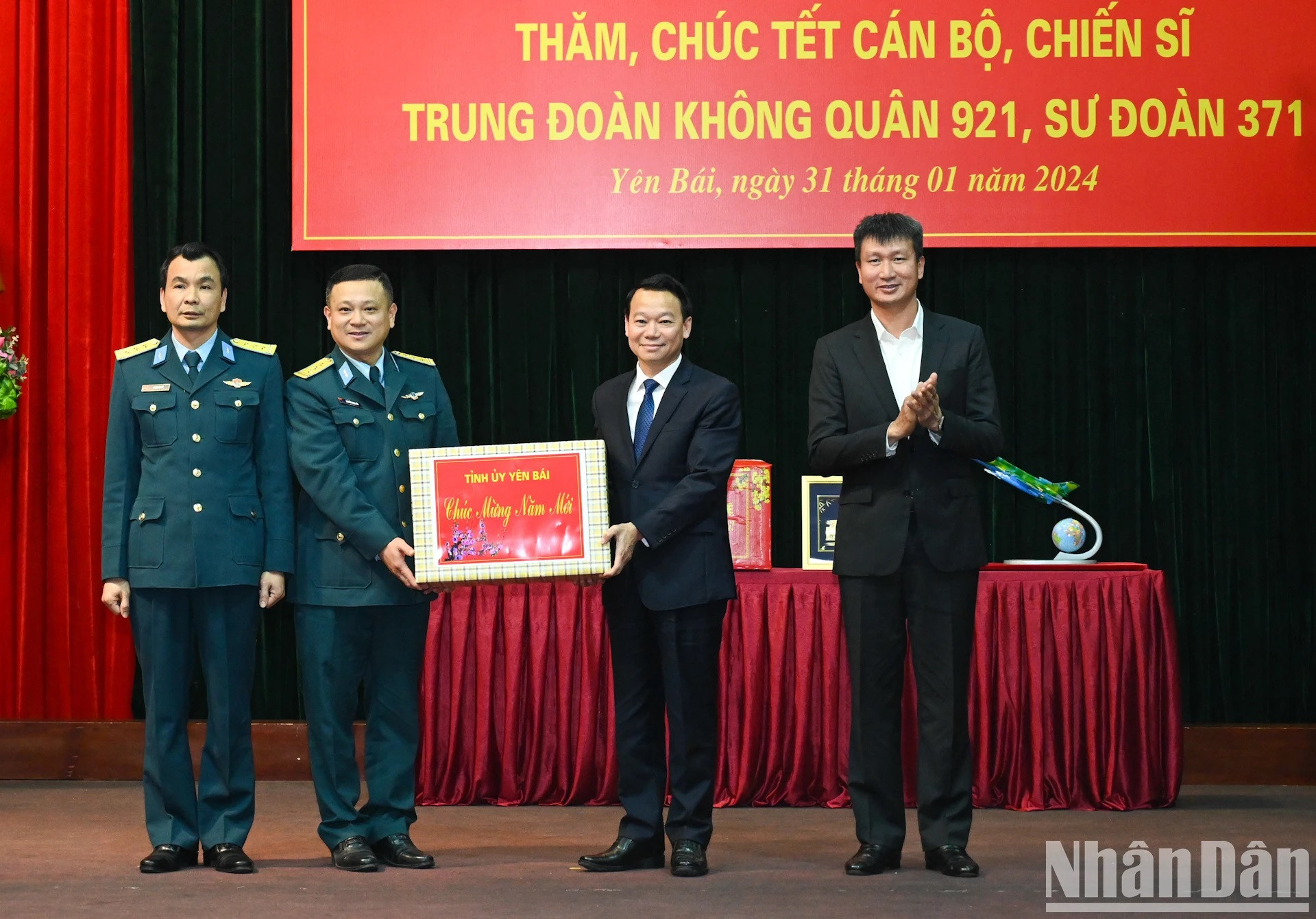 El gobierno de Yen Bai entrega un obsequio al Regimiento en ocasión del Año Nuevo Lunar.