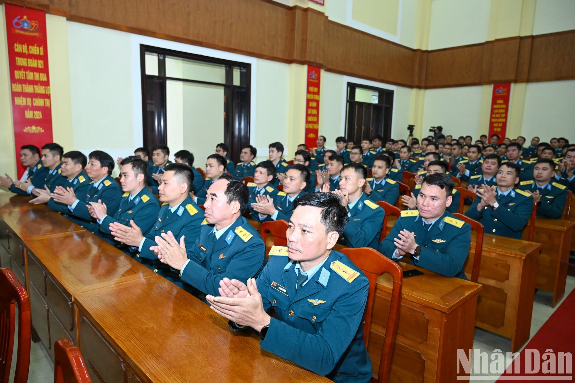 Oficiales y soldados del Regimiento.