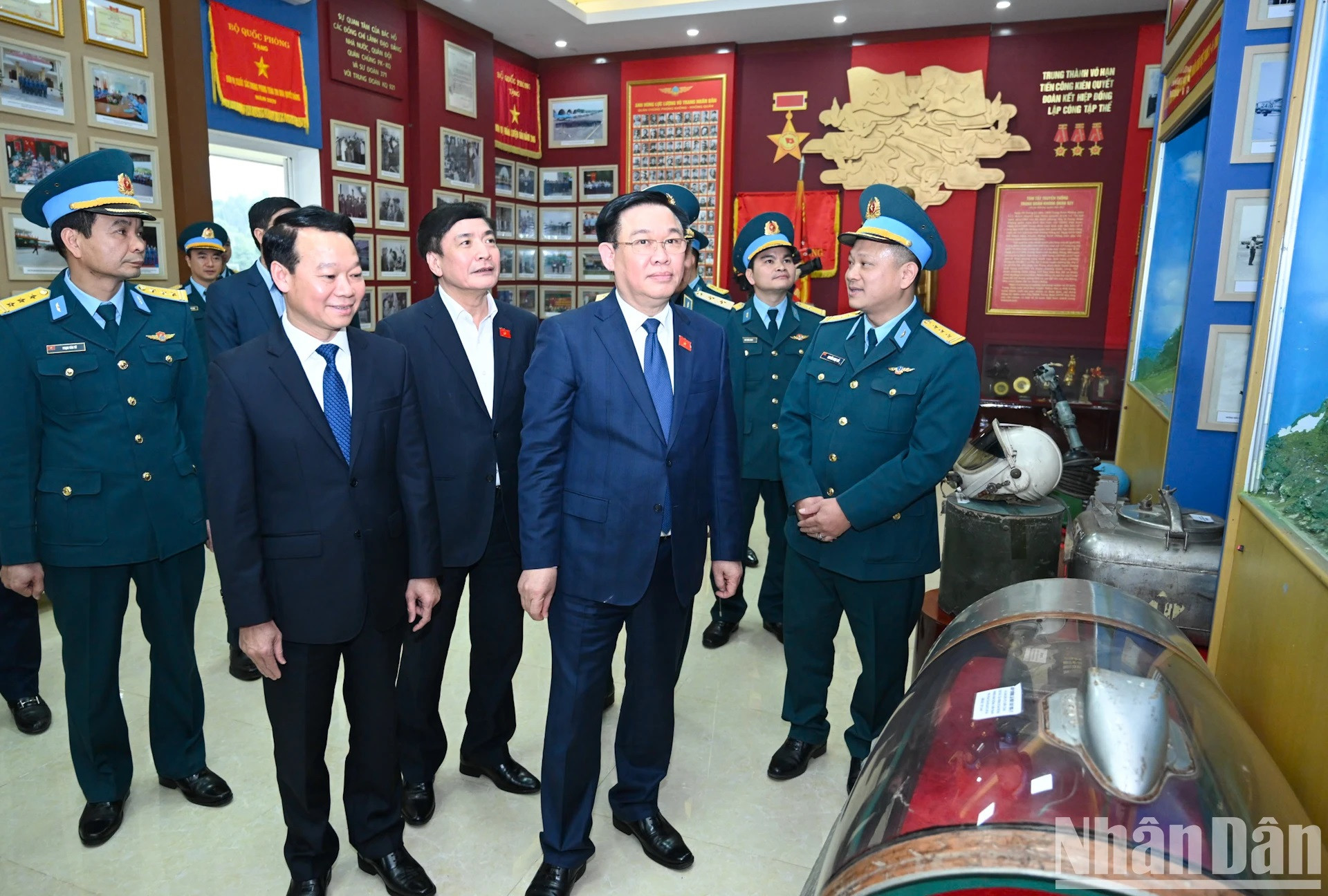 Dinh Hue recorre la sala memorial de la fuerza.