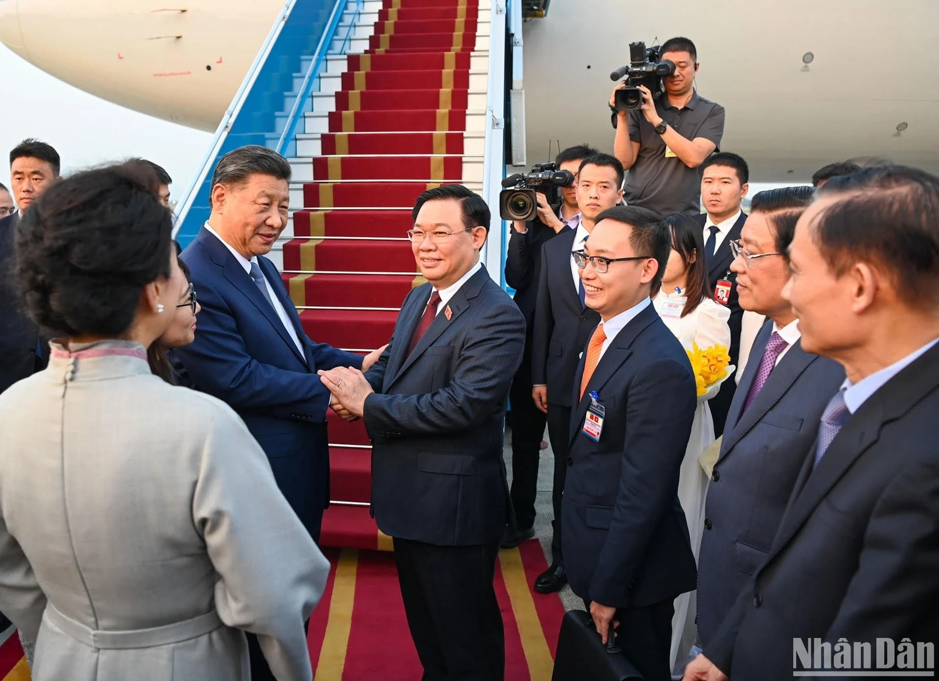 Dinh Hue charla con Xi y su esposa. Dinh Hue charla con Xi y su esposa.