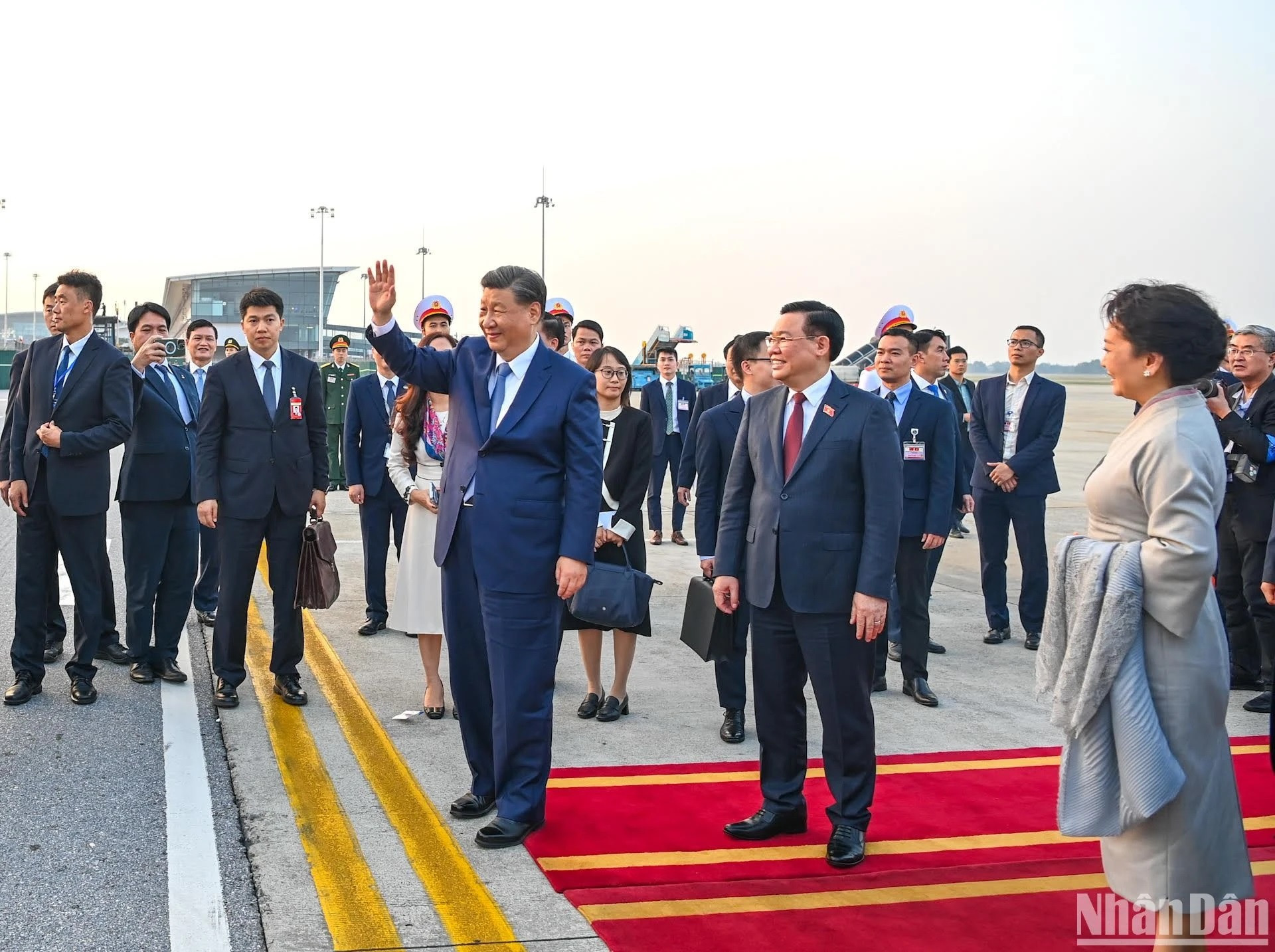 El dirigente chino se despide de los ciudadanos de Hanói. El dirigente chino se despide de los ciudadanos de Hanói.