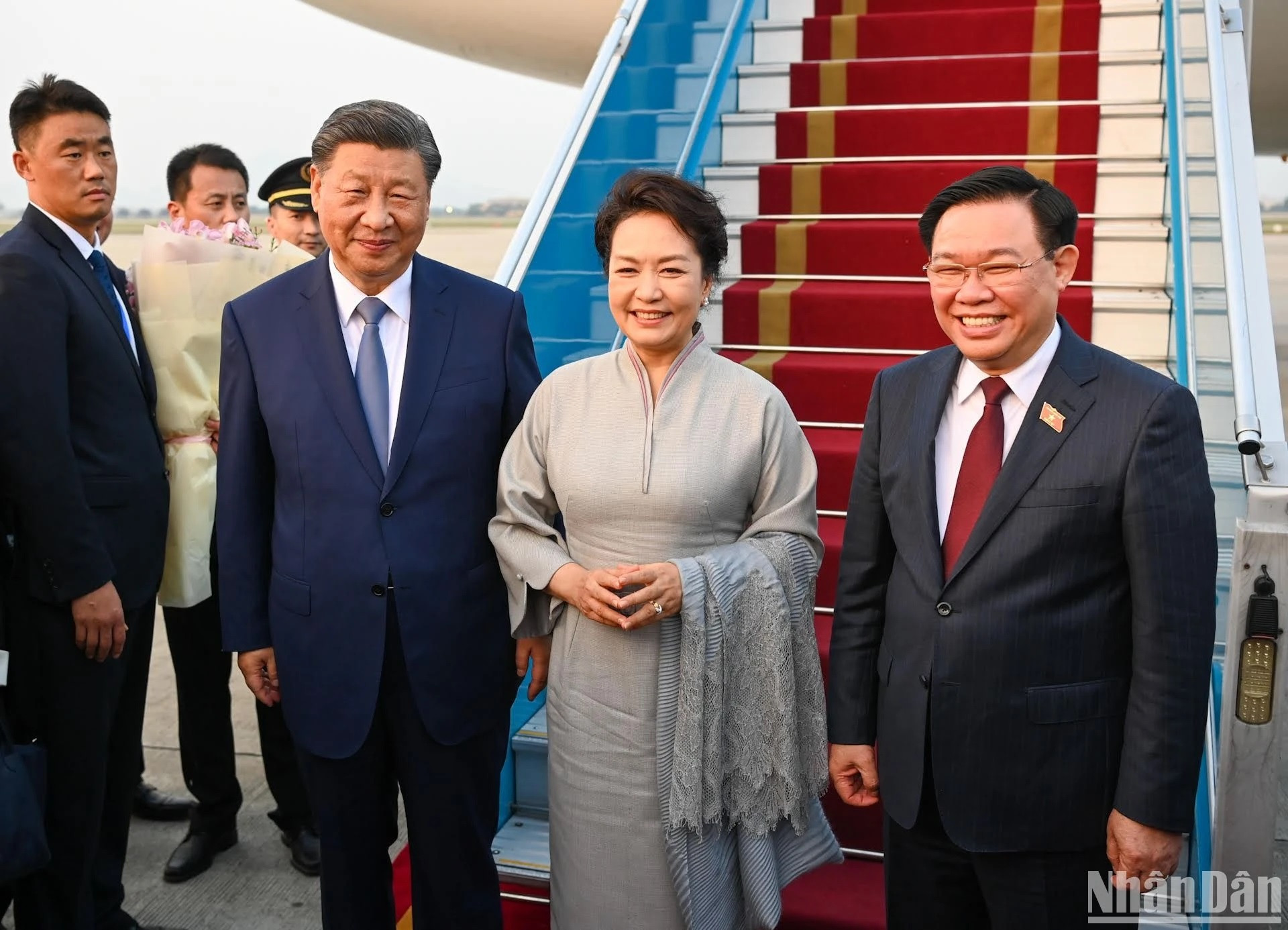 Las dos partes posan para una foto. Las dos partes posan para una foto.