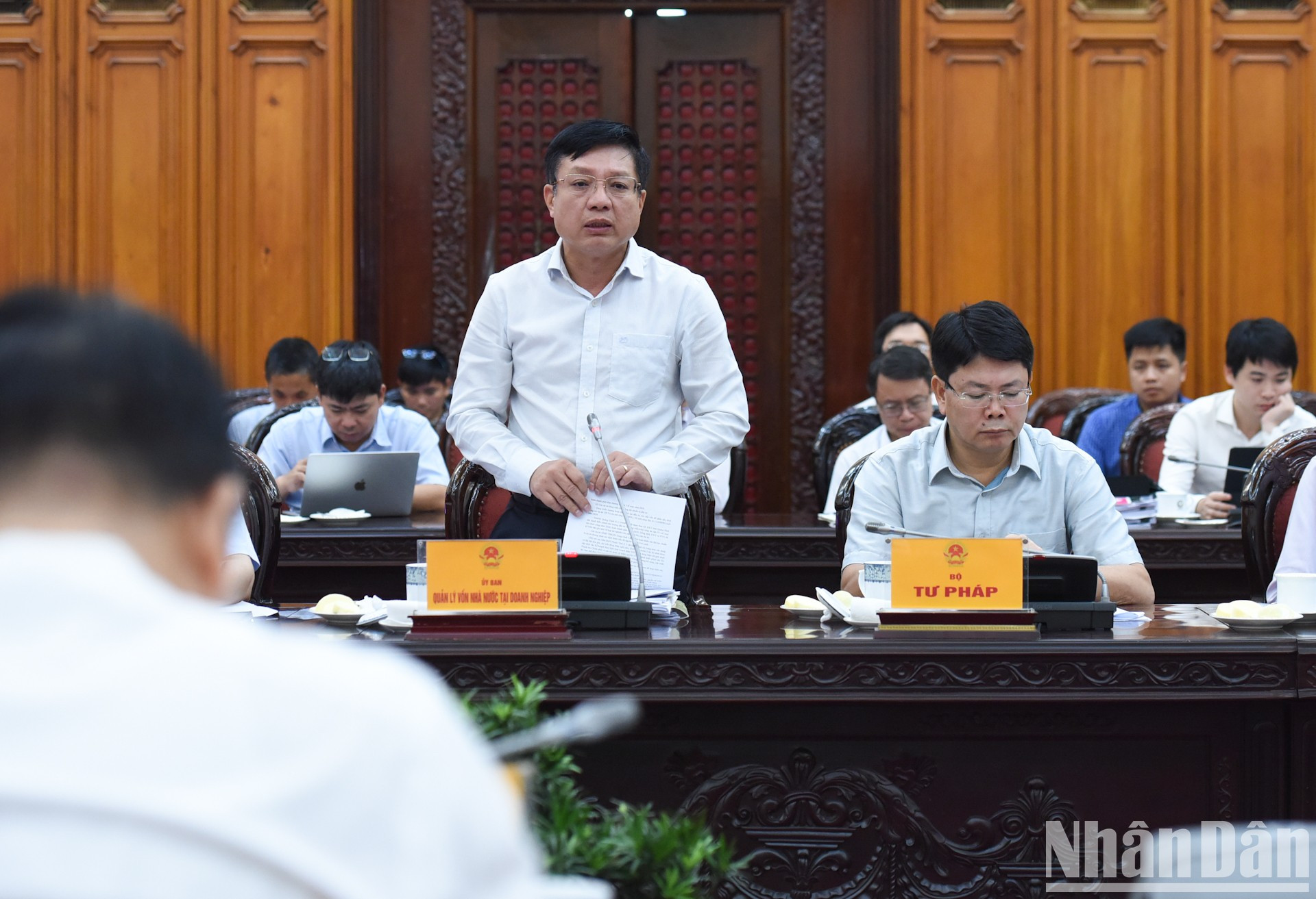 Un delegado del Comité de Gestión de Capital Estatal aporta opiniones.