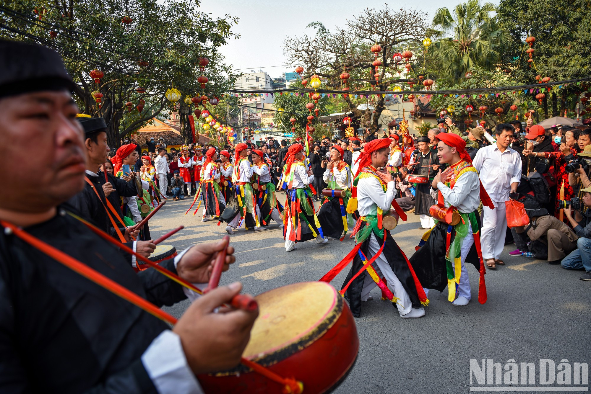 “Con di danh bong” es una de las 10 danzas folclóricas de la ciudad imperial de Thang Long (actual territorio de Hanói, la capital vietnamita). “Con di danh bong” es una de las 10 danzas folclóricas de la ciudad imperial de Thang Long (actual territorio de Hanói, la capital vietnamita).
