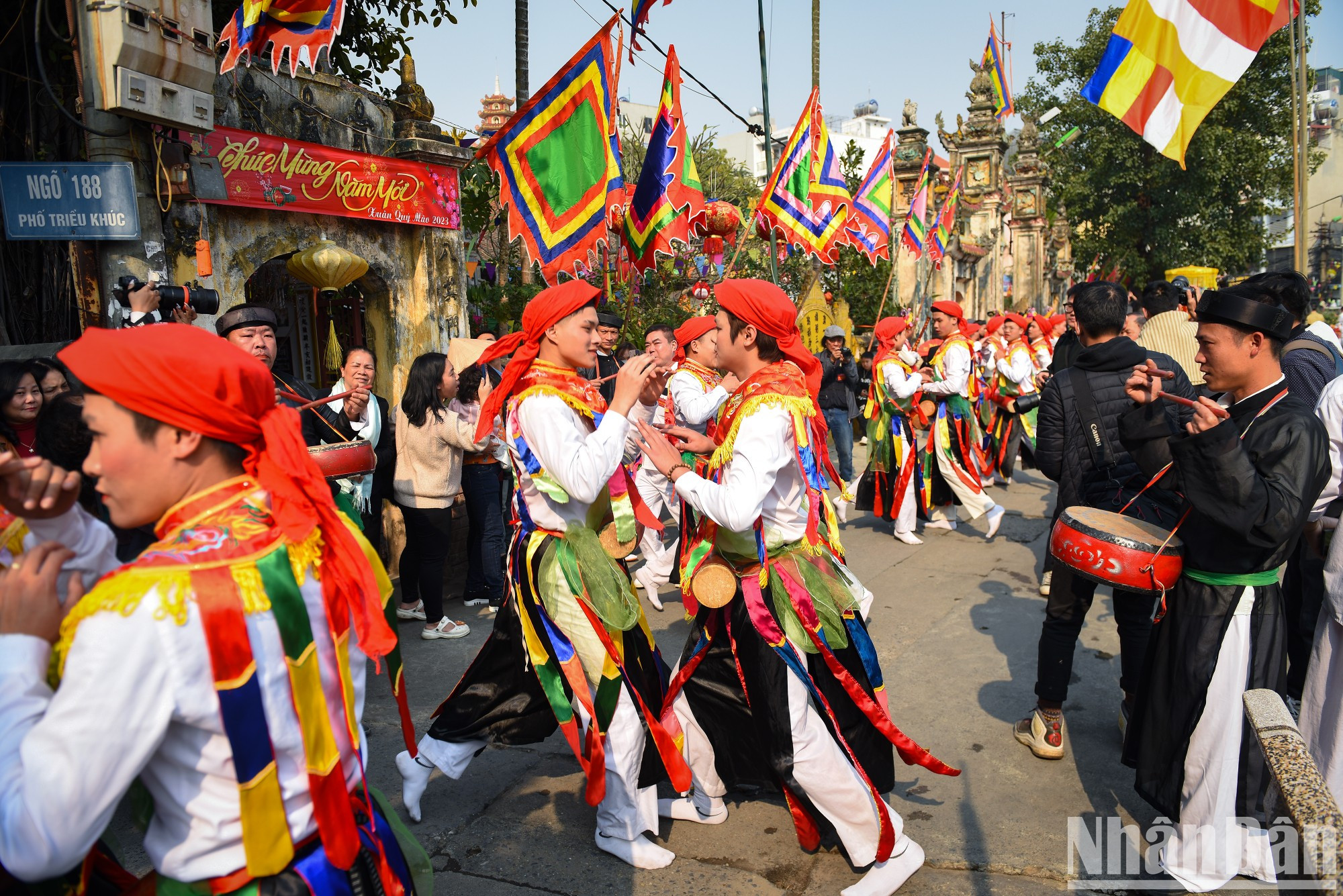 El evento es un tributo al héroe nacional Phung Hung, quien contribuyó a brindar paz a los aldeanos. El evento es un tributo al héroe nacional Phung Hung, quien contribuyó a brindar paz a los aldeanos.