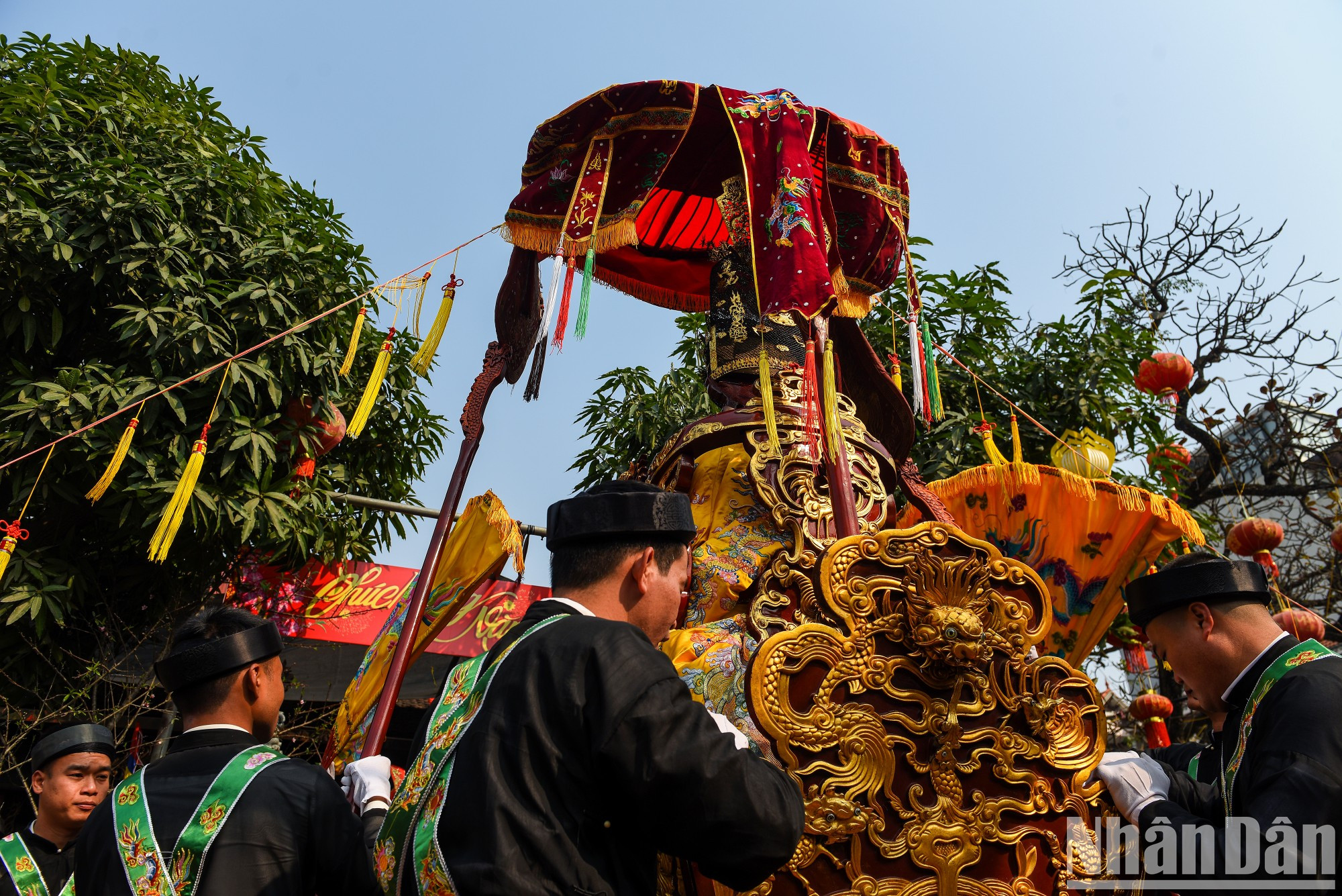 Solemne ceremonia de desfile del palanquín de Phung Hung, líder de una sublevación contra la invasión de la dinastía china Tang en el siglo VIII, al templo de la aldea. Solemne ceremonia de desfile del palanquín de Phung Hung, líder de una sublevación contra la invasión de la dinastía china Tang en el siglo VIII, al templo de la aldea.