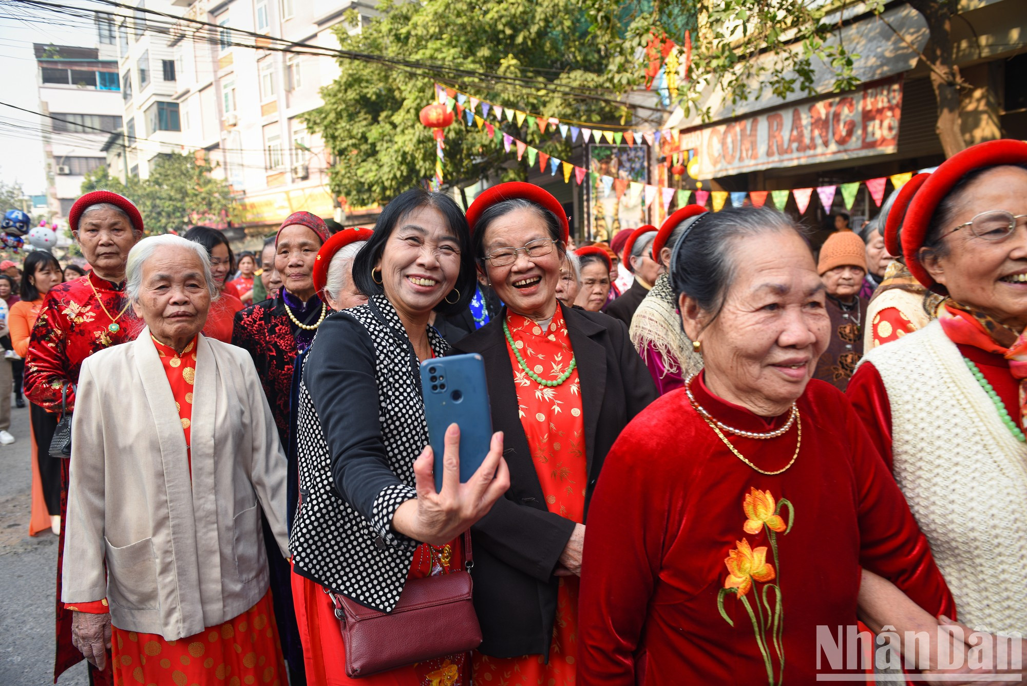 Los aldeanos se visten de gala y se unen a la marcha. Los aldeanos se visten de gala y se unen a la marcha.