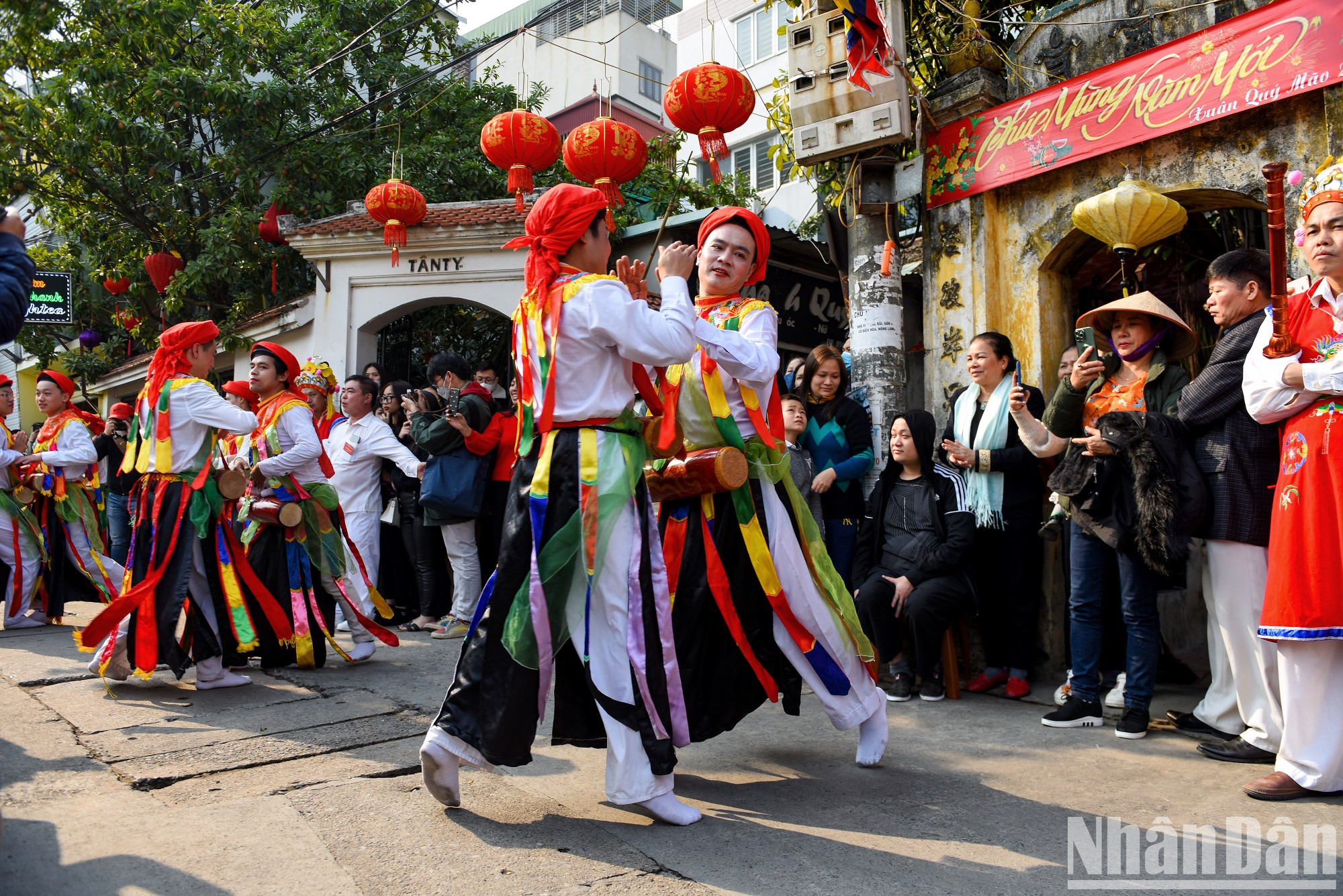 Cuenta la leyenda que cuando reclutaba tropas en la aldea de Trieu Khuc, Phung Hung mandó a sus soldados hacerse pasar por mujeres y bailar con el tambor “Bong” para subirles el ánimo. Desde entonces, los lugareños incorporaron la danza al festival primaveral destinado a su dios patrón, como muestra de gratitud a esos combatientes. Cuenta la leyenda que cuando reclutaba tropas en la aldea de Trieu Khuc, Phung Hung mandó a sus soldados hacerse pasar por mujeres y bailar con el tambor “Bong” para subirles el ánimo. Desde entonces, los lugareños incorporaron la danza al festival primaveral destinado a su dios patrón, como muestra de gratitud a esos combatientes.