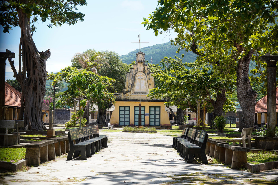 La prisión de Phu Hai es un majestuoso monumento a la lucha y al espíritu indomable de los prisioneros y patriotas comunistas. La prisión de Phu Hai es un majestuoso monumento a la lucha y al espíritu indomable de los prisioneros y patriotas comunistas.